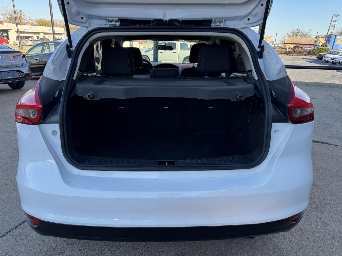 2018 WHITE /Gray FORD FOCUS SE 4dr Hatchback (1FADP3K25JL) with an 2.0L I4 engine, Automatic 6-Speed transmission, located at 5900 E. Lancaster Ave., Fort Worth, TX, 76112, (817) 457-5456, 0.000000, 0.000000 - This is a 2018 Ford Focus SE 4dr Hatchback that is in excellent condition. There are no dents or scratches. The interior is clean with no rips or tears or stains. All power windows, door locks and seats. Ice cold AC for those hot Texas summer days. It is equipped with a CD player, AM/FM radio, AUX p - Photo#5
