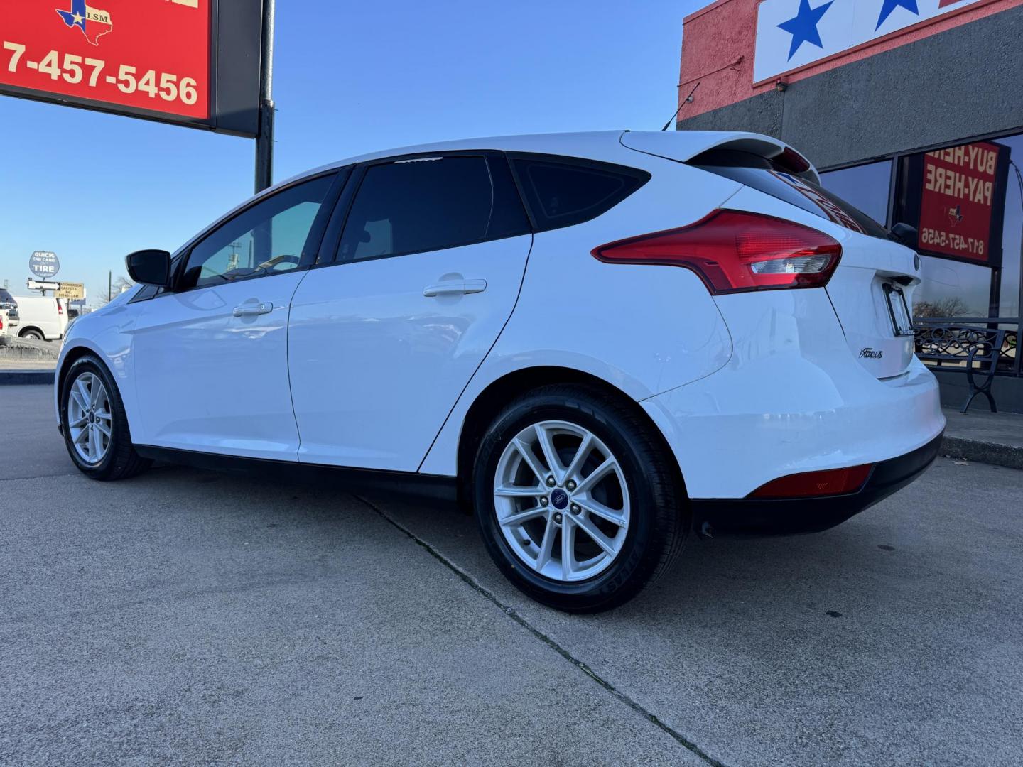 2018 WHITE /Gray FORD FOCUS SE 4dr Hatchback (1FADP3K25JL) with an 2.0L I4 engine, Automatic 6-Speed transmission, located at 5900 E. Lancaster Ave., Fort Worth, TX, 76112, (817) 457-5456, 0.000000, 0.000000 - This is a 2018 Ford Focus SE 4dr Hatchback that is in excellent condition. There are no dents or scratches. The interior is clean with no rips or tears or stains. All power windows, door locks and seats. Ice cold AC for those hot Texas summer days. It is equipped with a CD player, AM/FM radio, AUX p - Photo#6