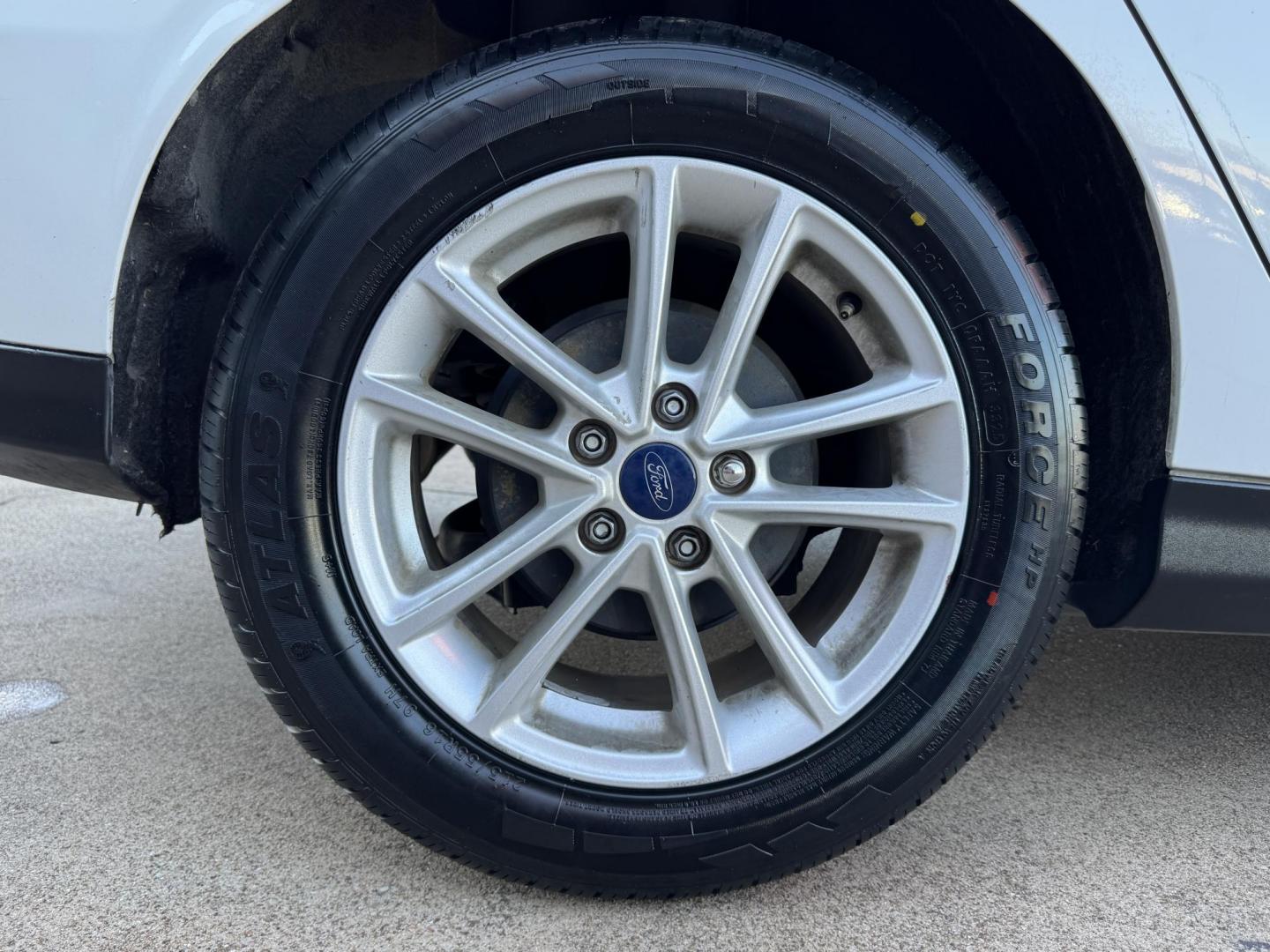 2018 WHITE /Gray FORD FOCUS SE 4dr Hatchback (1FADP3K25JL) with an 2.0L I4 engine, Automatic 6-Speed transmission, located at 5900 E. Lancaster Ave., Fort Worth, TX, 76112, (817) 457-5456, 0.000000, 0.000000 - This is a 2018 Ford Focus SE 4dr Hatchback that is in excellent condition. There are no dents or scratches. The interior is clean with no rips or tears or stains. All power windows, door locks and seats. Ice cold AC for those hot Texas summer days. It is equipped with a CD player, AM/FM radio, AUX p - Photo#21