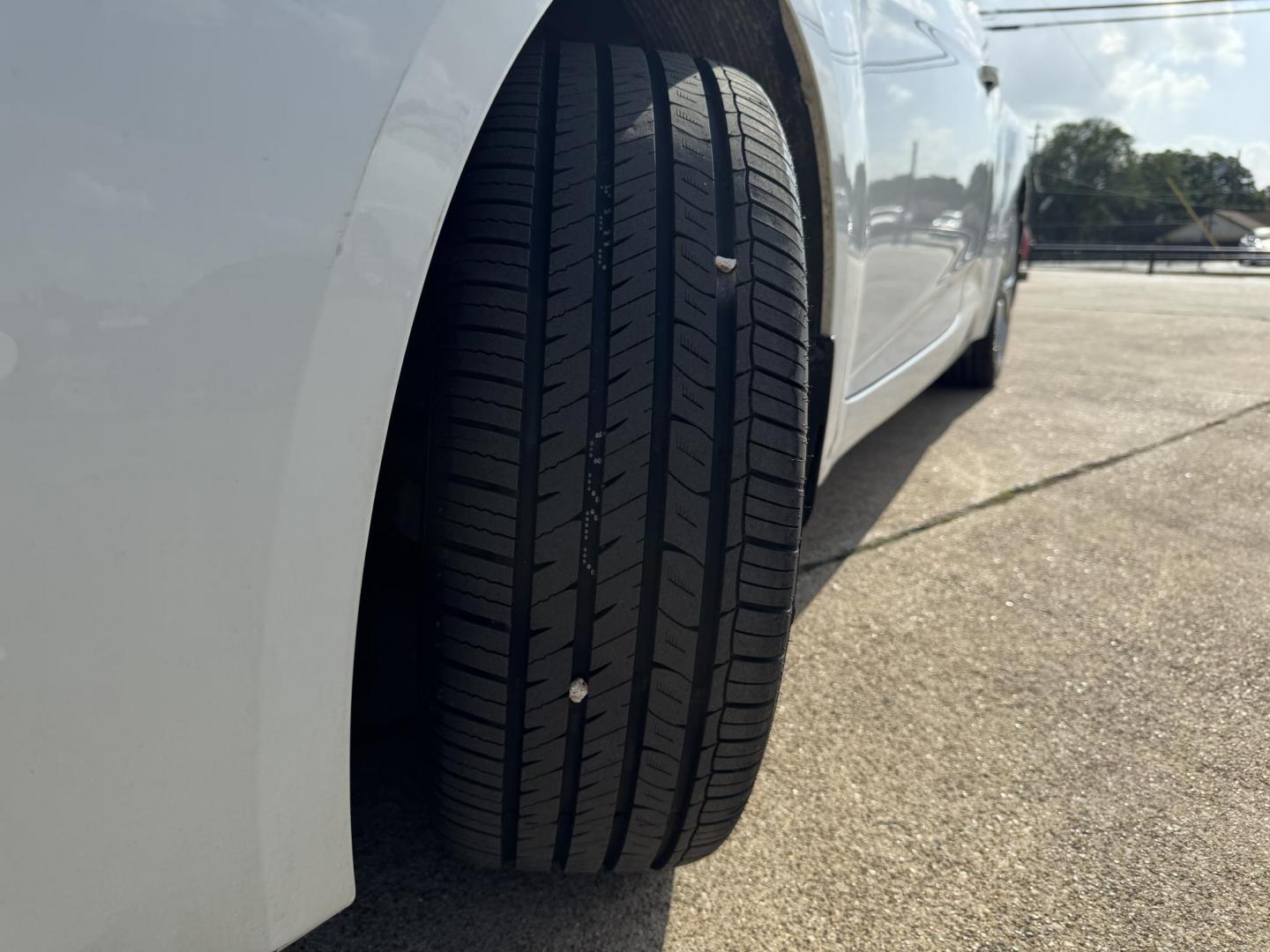 2016 WHITE /Gray HYUNDAI VELOSTER Base 3dr Coupe (KMHTC6AD7GU) with an 1.6L I4 engine, Automatic 6-Speed transmission, located at 5900 E. Lancaster Ave., Fort Worth, TX, 76112, (817) 457-5456, 0.000000, 0.000000 - This is a 2016 Hyundai Veloster Base 3dr Coupe that is in excellent condition. There are no dents or scratches. The interior is clean with no rips or tears or stains. All power windows, door locks and seats. Ice cold AC for those hot Texas summer days. It is equipped with a CD player, AM/FM radio, A - Photo#19