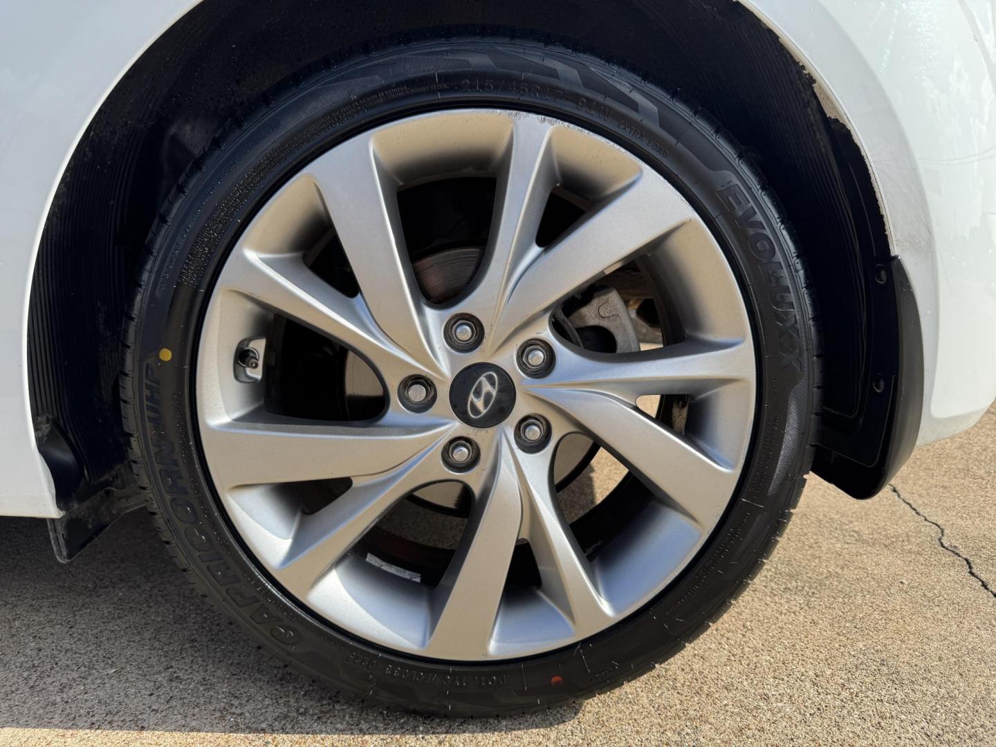 2016 WHITE /Gray HYUNDAI VELOSTER Base 3dr Coupe (KMHTC6AD7GU) with an 1.6L I4 engine, Automatic 6-Speed transmission, located at 5900 E. Lancaster Ave., Fort Worth, TX, 76112, (817) 457-5456, 0.000000, 0.000000 - This is a 2016 Hyundai Veloster Base 3dr Coupe that is in excellent condition. There are no dents or scratches. The interior is clean with no rips or tears or stains. All power windows, door locks and seats. Ice cold AC for those hot Texas summer days. It is equipped with a CD player, AM/FM radio, A - Photo#20