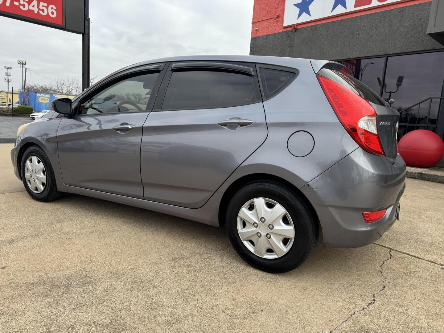 2017 GREY /Gray HYUNDAI ACCENT SE 4dr Hatchback 6A (KMHCT5AE5HU) with an 1.6L I4 engine, Automatic 6-Speed transmission, located at 5900 E. Lancaster Ave., Fort Worth, TX, 76112, (817) 457-5456, 0.000000, 0.000000 - This is a 2017 Hyundai Accent SE 4dr Hatchback 6A that is in excellent condition. There are no dents or scratches. The interior is clean with no rips or tears or stains. All power windows, door locks and seats. Ice cold AC for those hot Texas summer days. It is equipped with a CD player, AM/FM radio - Photo#7