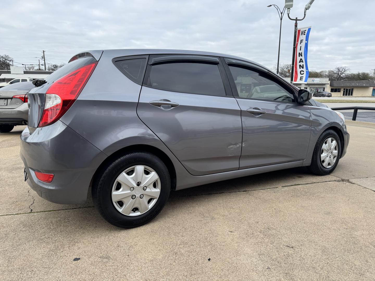 2017 GREY /Gray HYUNDAI ACCENT SE 4dr Hatchback 6A (KMHCT5AE5HU) with an 1.6L I4 engine, Automatic 6-Speed transmission, located at 5900 E. Lancaster Ave., Fort Worth, TX, 76112, (817) 457-5456, 0.000000, 0.000000 - This is a 2017 Hyundai Accent SE 4dr Hatchback 6A that is in excellent condition. There are no dents or scratches. The interior is clean with no rips or tears or stains. All power windows, door locks and seats. Ice cold AC for those hot Texas summer days. It is equipped with a CD player, AM/FM radio - Photo#4