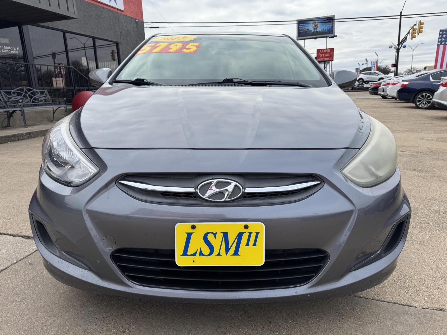 2017 GREY /Gray HYUNDAI ACCENT SE 4dr Hatchback 6A (KMHCT5AE5HU) with an 1.6L I4 engine, Automatic 6-Speed transmission, located at 5900 E. Lancaster Ave., Fort Worth, TX, 76112, (817) 457-5456, 0.000000, 0.000000 - This is a 2017 Hyundai Accent SE 4dr Hatchback 6A that is in excellent condition. There are no dents or scratches. The interior is clean with no rips or tears or stains. All power windows, door locks and seats. Ice cold AC for those hot Texas summer days. It is equipped with a CD player, AM/FM radio - Photo#2