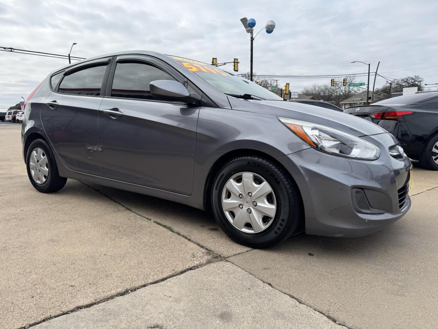 2017 GREY /Gray HYUNDAI ACCENT SE 4dr Hatchback 6A (KMHCT5AE5HU) with an 1.6L I4 engine, Automatic 6-Speed transmission, located at 5900 E. Lancaster Ave., Fort Worth, TX, 76112, (817) 457-5456, 0.000000, 0.000000 - This is a 2017 Hyundai Accent SE 4dr Hatchback 6A that is in excellent condition. There are no dents or scratches. The interior is clean with no rips or tears or stains. All power windows, door locks and seats. Ice cold AC for those hot Texas summer days. It is equipped with a CD player, AM/FM radio - Photo#3