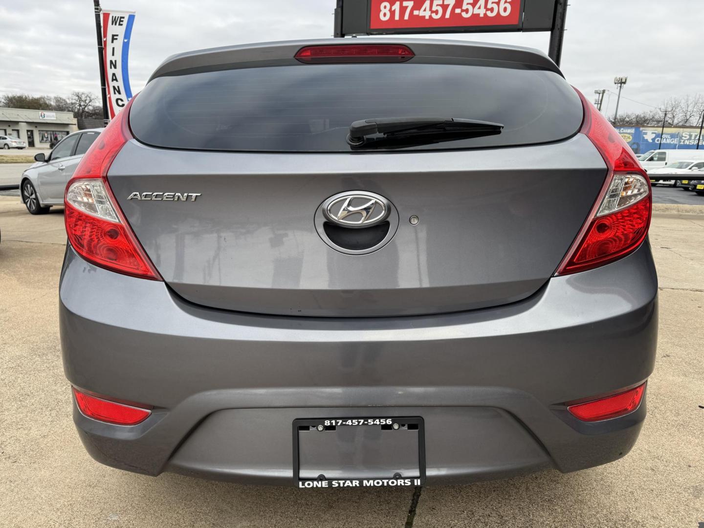 2017 GREY /Gray HYUNDAI ACCENT SE 4dr Hatchback 6A (KMHCT5AE5HU) with an 1.6L I4 engine, Automatic 6-Speed transmission, located at 5900 E. Lancaster Ave., Fort Worth, TX, 76112, (817) 457-5456, 0.000000, 0.000000 - This is a 2017 Hyundai Accent SE 4dr Hatchback 6A that is in excellent condition. There are no dents or scratches. The interior is clean with no rips or tears or stains. All power windows, door locks and seats. Ice cold AC for those hot Texas summer days. It is equipped with a CD player, AM/FM radio - Photo#5