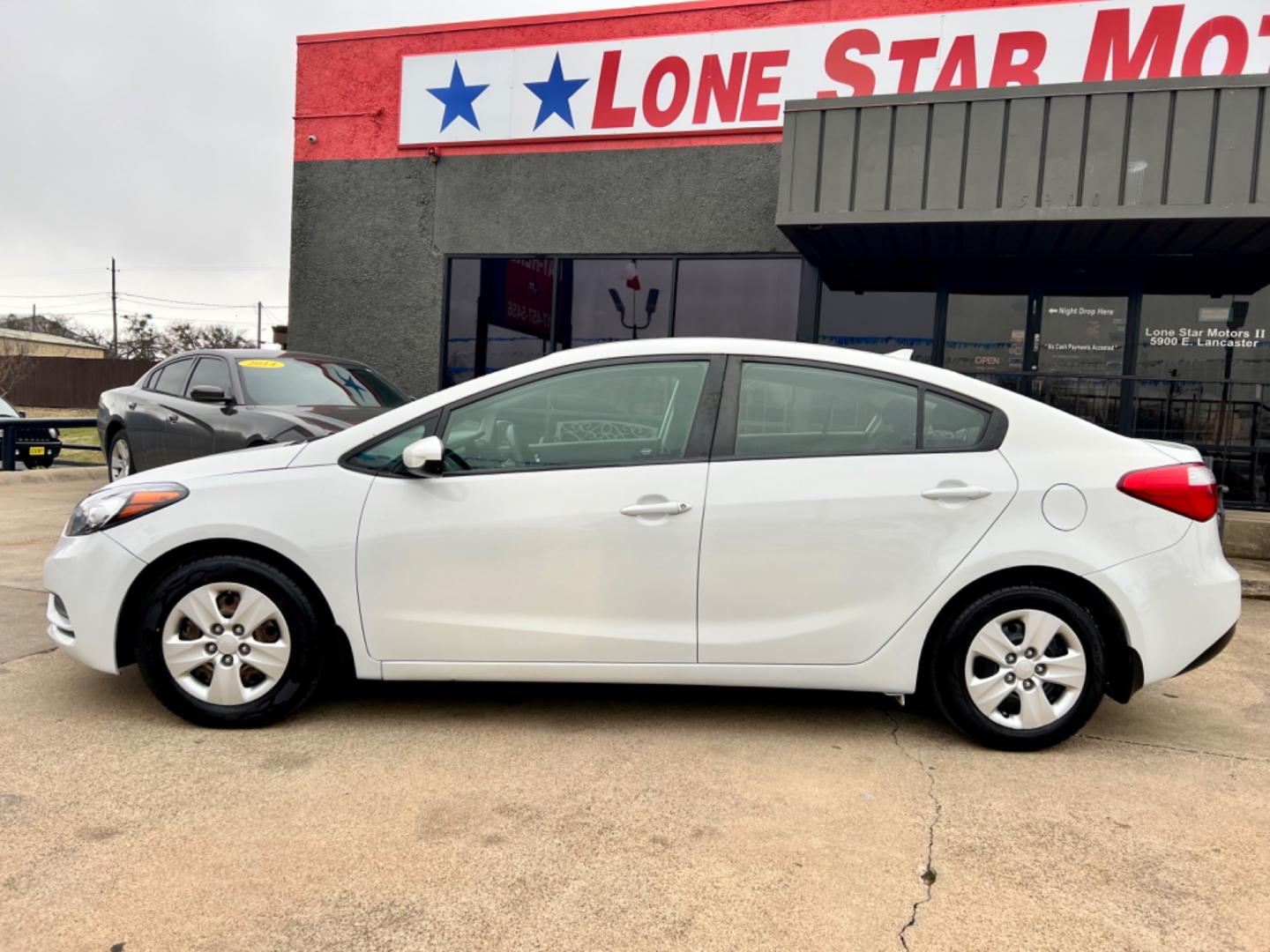 2016 WHITE /Gray KIA FORTE LX LX 4dr Sedan 6A (KNAFK4A65G5) with an 1.8L I4 engine, Automatic 6-Speed transmission, located at 5900 E. Lancaster Ave., Fort Worth, TX, 76112, (817) 457-5456, 0.000000, 0.000000 - This is a 2016 KIA FORTE LX 4 DOOR SEDAN that is in excellent condition. There are no dents or scratches. The interior is clean with no rips or tears or stains. All power windows, door locks and seats. Ice cold AC for those hot Texas summer days. It is equipped with a CD player, AM/FM radio, AUX por - Photo#2