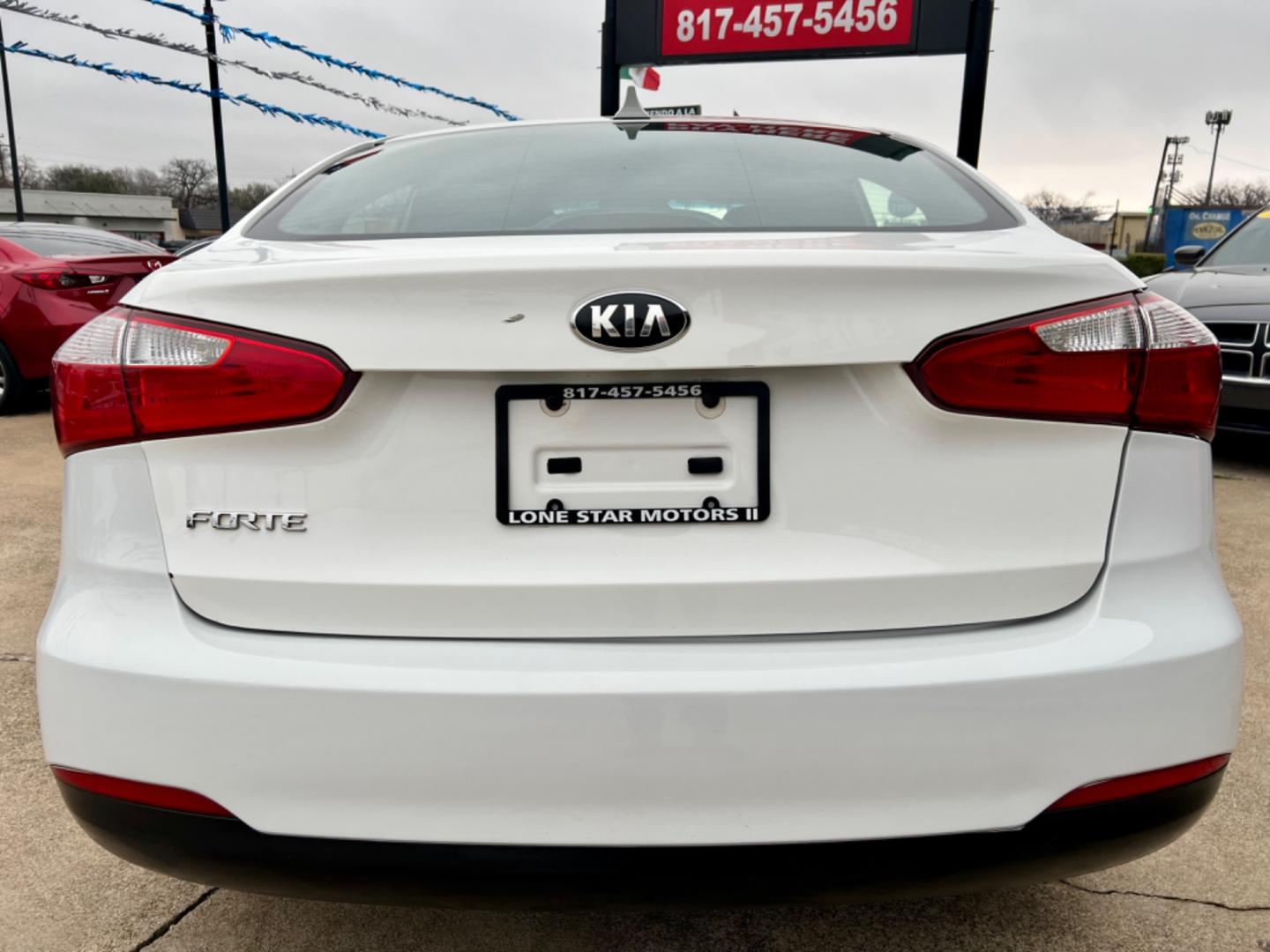 2016 WHITE /Gray KIA FORTE LX LX 4dr Sedan 6A (KNAFK4A65G5) with an 1.8L I4 engine, Automatic 6-Speed transmission, located at 5900 E. Lancaster Ave., Fort Worth, TX, 76112, (817) 457-5456, 0.000000, 0.000000 - This is a 2016 KIA FORTE LX 4 DOOR SEDAN that is in excellent condition. There are no dents or scratches. The interior is clean with no rips or tears or stains. All power windows, door locks and seats. Ice cold AC for those hot Texas summer days. It is equipped with a CD player, AM/FM radio, AUX por - Photo#4