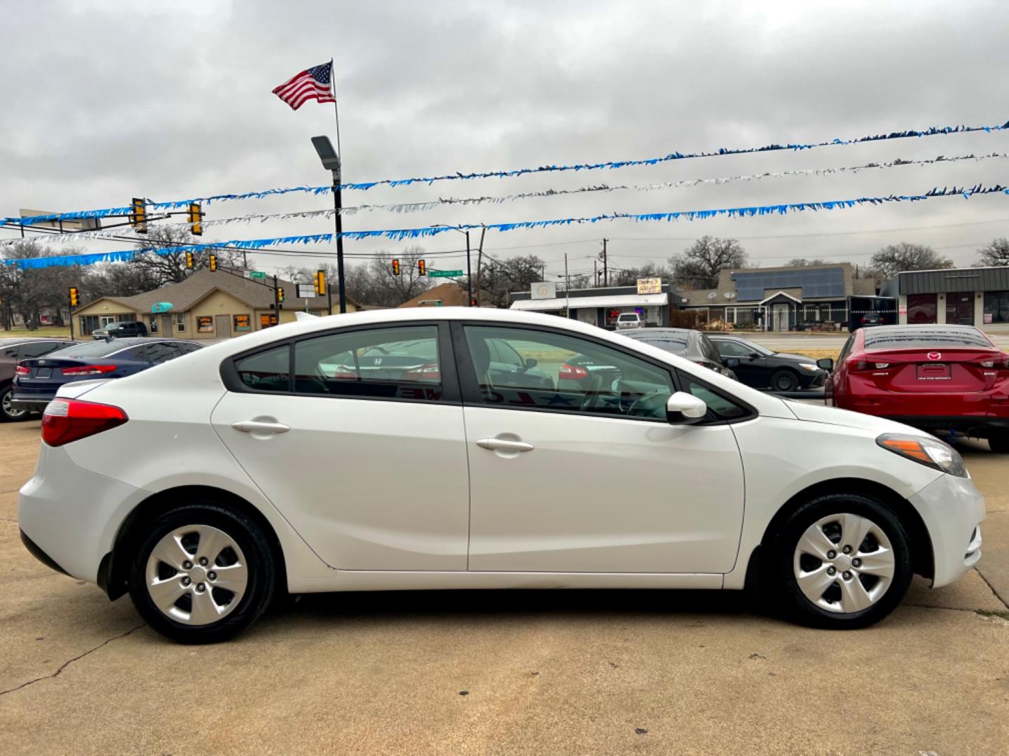 2016 WHITE /Gray KIA FORTE LX LX 4dr Sedan 6A (KNAFK4A65G5) with an 1.8L I4 engine, Automatic 6-Speed transmission, located at 5900 E. Lancaster Ave., Fort Worth, TX, 76112, (817) 457-5456, 0.000000, 0.000000 - This is a 2016 KIA FORTE LX 4 DOOR SEDAN that is in excellent condition. There are no dents or scratches. The interior is clean with no rips or tears or stains. All power windows, door locks and seats. Ice cold AC for those hot Texas summer days. It is equipped with a CD player, AM/FM radio, AUX por - Photo#6