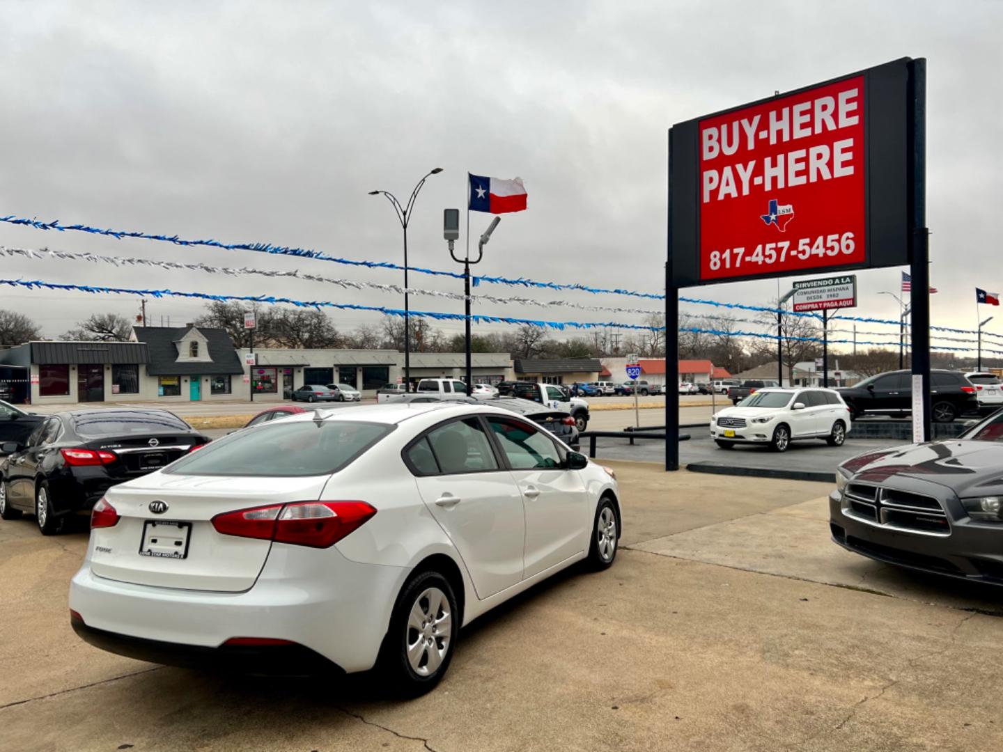 2016 WHITE /Gray KIA FORTE LX LX 4dr Sedan 6A (KNAFK4A65G5) with an 1.8L I4 engine, Automatic 6-Speed transmission, located at 5900 E. Lancaster Ave., Fort Worth, TX, 76112, (817) 457-5456, 0.000000, 0.000000 - This is a 2016 KIA FORTE LX 4 DOOR SEDAN that is in excellent condition. There are no dents or scratches. The interior is clean with no rips or tears or stains. All power windows, door locks and seats. Ice cold AC for those hot Texas summer days. It is equipped with a CD player, AM/FM radio, AUX por - Photo#5