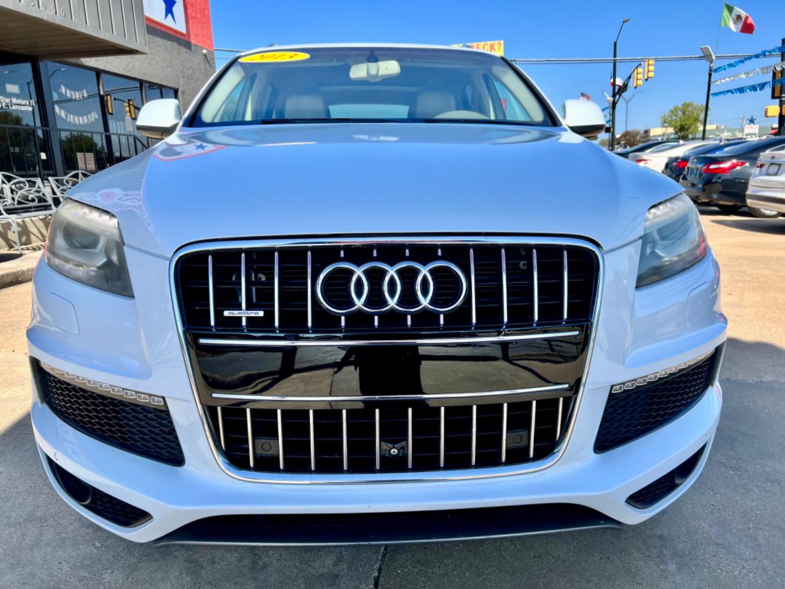 2013 WHITE /BEIGE AUDI Q7 (WA1DGAFE5DD) , located at 5900 E. Lancaster Ave., Fort Worth, TX, 76112, (817) 457-5456, 0.000000, 0.000000 - This is a 2013 AUDI Q7 4 DOOR SUV that is in excellent condition. There are no dents or scratches. The interior is clean with no rips or tears or stains. All power windows, door locks and seats. Ice cold AC for those hot Texas summer days. It is equipped with a CD player, AM/FM radio, AUX port, Blue - Photo #2