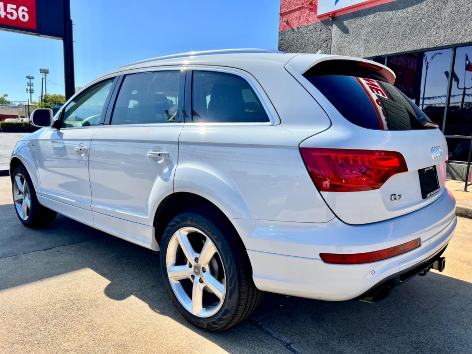 2013 WHITE /BEIGE AUDI Q7 (WA1DGAFE5DD) , located at 5900 E. Lancaster Ave., Fort Worth, TX, 76112, (817) 457-5456, 0.000000, 0.000000 - This is a 2013 AUDI Q7 4 DOOR SUV that is in excellent condition. There are no dents or scratches. The interior is clean with no rips or tears or stains. All power windows, door locks and seats. Ice cold AC for those hot Texas summer days. It is equipped with a CD player, AM/FM radio, AUX port, Blue - Photo #4