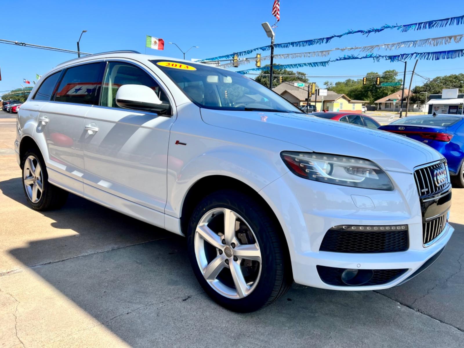 2013 WHITE /BEIGE AUDI Q7 (WA1DGAFE5DD) , located at 5900 E. Lancaster Ave., Fort Worth, TX, 76112, (817) 457-5456, 0.000000, 0.000000 - This is a 2013 AUDI Q7 4 DOOR SUV that is in excellent condition. There are no dents or scratches. The interior is clean with no rips or tears or stains. All power windows, door locks and seats. Ice cold AC for those hot Texas summer days. It is equipped with a CD player, AM/FM radio, AUX port, Blue - Photo #8
