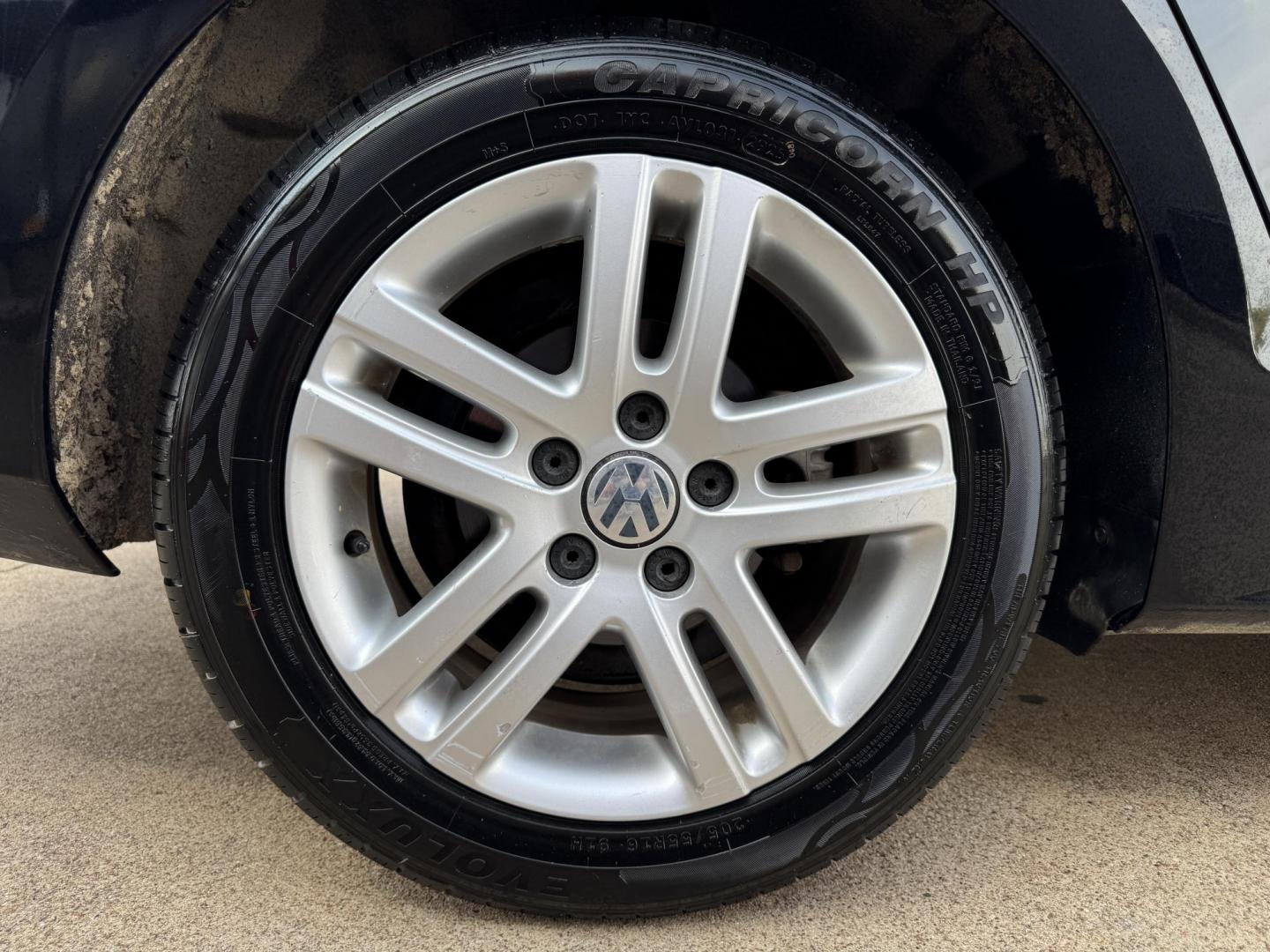 2018 BLACK /GRAY VOLKSWAGEN JETTA 1.4T S (3VW2B7AJ4JM) , located at 5900 E. Lancaster Ave., Fort Worth, TX, 76112, (817) 457-5456, 0.000000, 0.000000 - This is a 2018 VOLKSWAGEN JETTA 4 DR SEDAN. All power windows, door locks and seats. Ice cold AC for those hot Texas summer days. It is equipped with a CD player, AM/FM radio, AUX port, Bluetooth connectivity and Sirius XM radio capability. It runs and drives like new. The tires are like new with pl - Photo#21