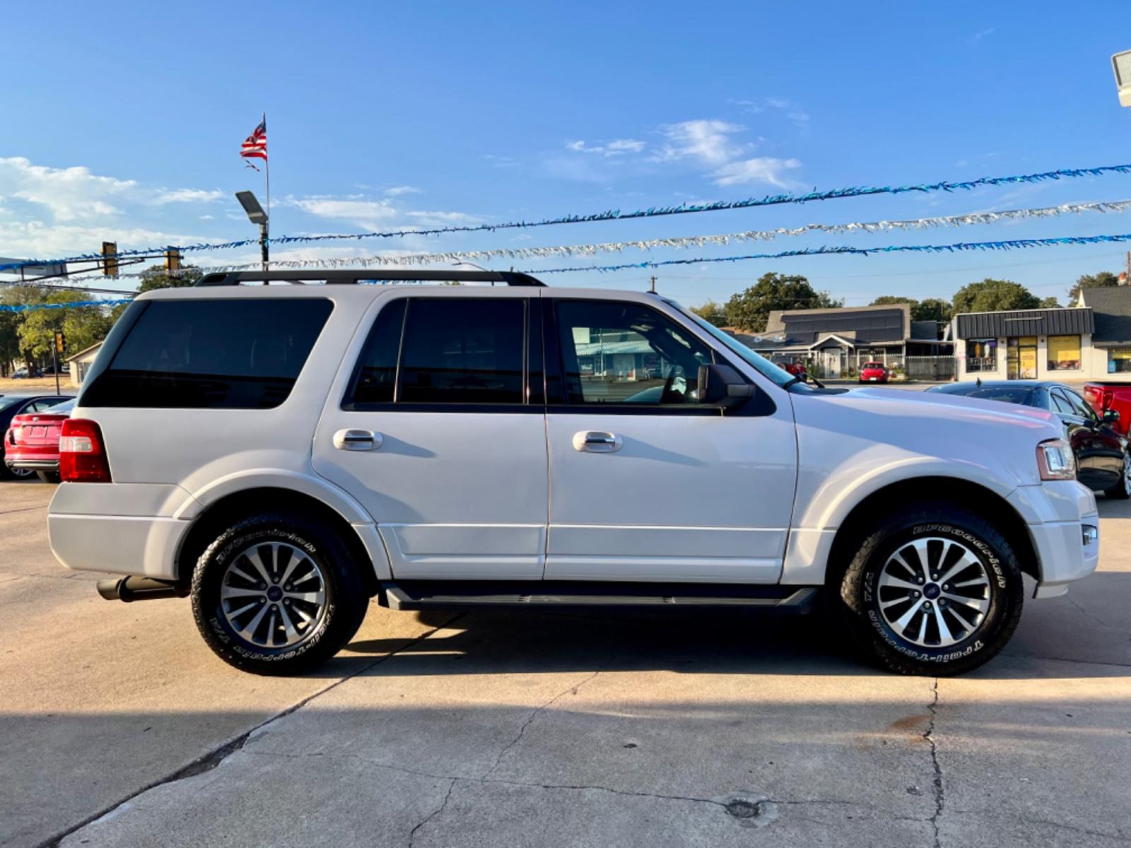2016 WHITE FORD EXPEDITION (1FMJU1HT0GE) , located at 5900 E. Lancaster Ave., Fort Worth, TX, 76112, (817) 457-5456, 0.000000, 0.000000 - This is a 2016 FORD EXPEDITION 4 DOOR SUV that is in excellent condition. There are no dents or scratches. The interior is clean with no rips or tears or stains. All power windows, door locks and seats. Ice cold AC for those hot Texas summer days. It is equipped with a CD player, AM/FM radio, AUX po - Photo #7