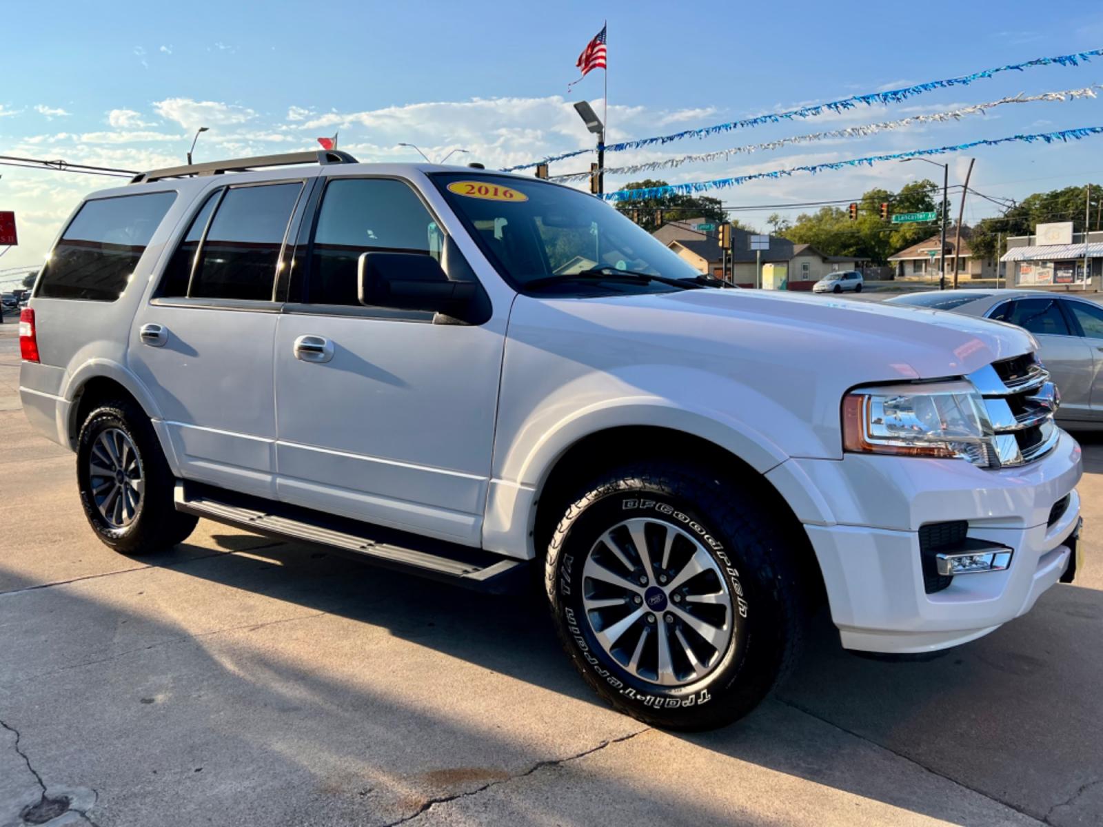 2016 WHITE FORD EXPEDITION (1FMJU1HT0GE) , located at 5900 E. Lancaster Ave., Fort Worth, TX, 76112, (817) 457-5456, 0.000000, 0.000000 - This is a 2016 FORD EXPEDITION 4 DOOR SUV that is in excellent condition. There are no dents or scratches. The interior is clean with no rips or tears or stains. All power windows, door locks and seats. Ice cold AC for those hot Texas summer days. It is equipped with a CD player, AM/FM radio, AUX po - Photo #8
