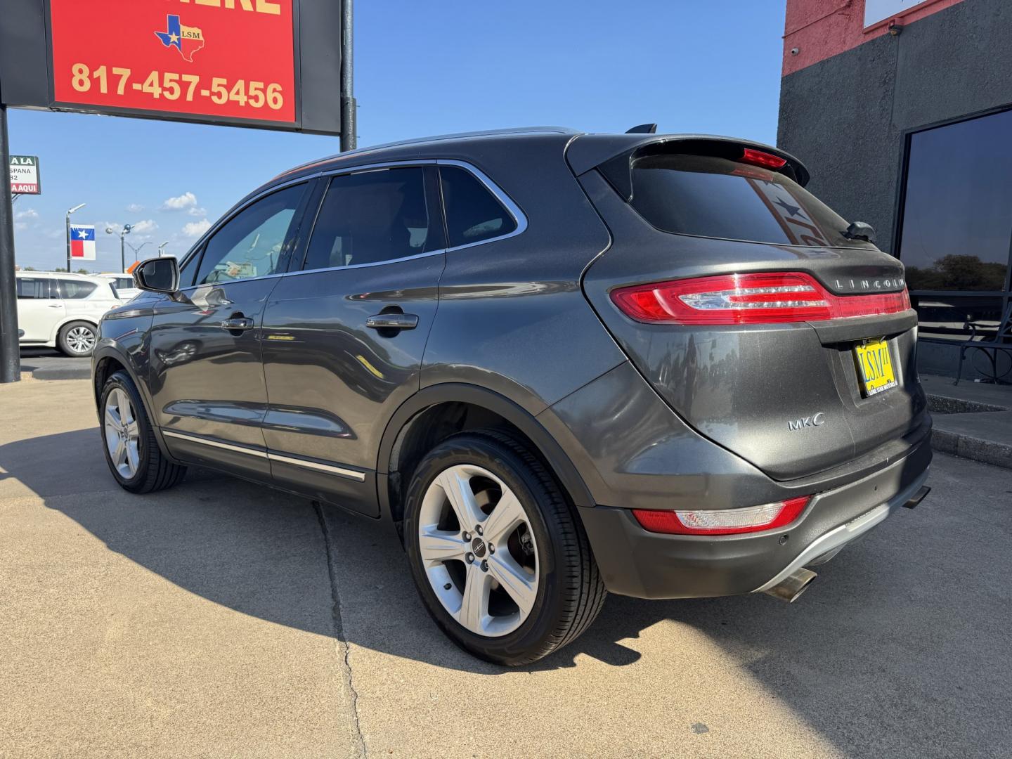 2017 GRAY LINCOLN MKC PREMIER (5LMCJ1D90HU) , located at 5900 E. Lancaster Ave., Fort Worth, TX, 76112, (817) 457-5456, 0.000000, 0.000000 - Step into luxury with this 2017 Lincoln MKC Premier, where comfort and technology come together in a sleek, compact SUV. This vehicle is loaded with premium features designed to make every drive enjoyable. Push to Start Leather Interior Heated Front Seats Backup Camera Dual-Zone Climate- Photo#6