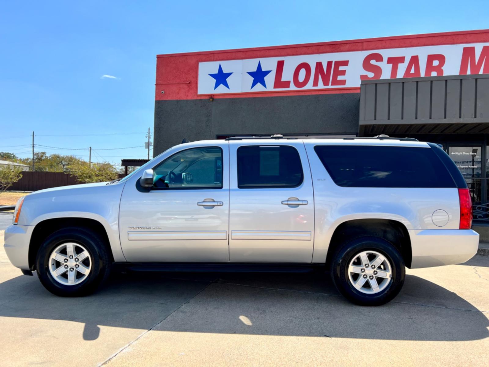 2013 SILVER GMC YUKON XL SLT1 (1GKS2KE78DR) , located at 5900 E. Lancaster Ave., Fort Worth, TX, 76112, (817) 457-5456, 0.000000, 0.000000 - This is a 2013 GMC YUKON XL SLT1 4 DOOR SUV that is in excellent condition. There are no dents or scratches. The interior is clean with no rips or tears or stains. All power windows, door locks and seats. Ice cold AC for those hot Texas summer days. It is equipped with a CD player, AM/FM radio, AUX - Photo #3