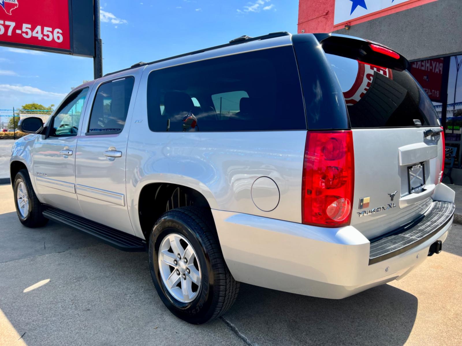 2013 SILVER GMC YUKON XL SLT1 (1GKS2KE78DR) , located at 5900 E. Lancaster Ave., Fort Worth, TX, 76112, (817) 457-5456, 0.000000, 0.000000 - This is a 2013 GMC YUKON XL SLT1 4 DOOR SUV that is in excellent condition. There are no dents or scratches. The interior is clean with no rips or tears or stains. All power windows, door locks and seats. Ice cold AC for those hot Texas summer days. It is equipped with a CD player, AM/FM radio, AUX - Photo #4
