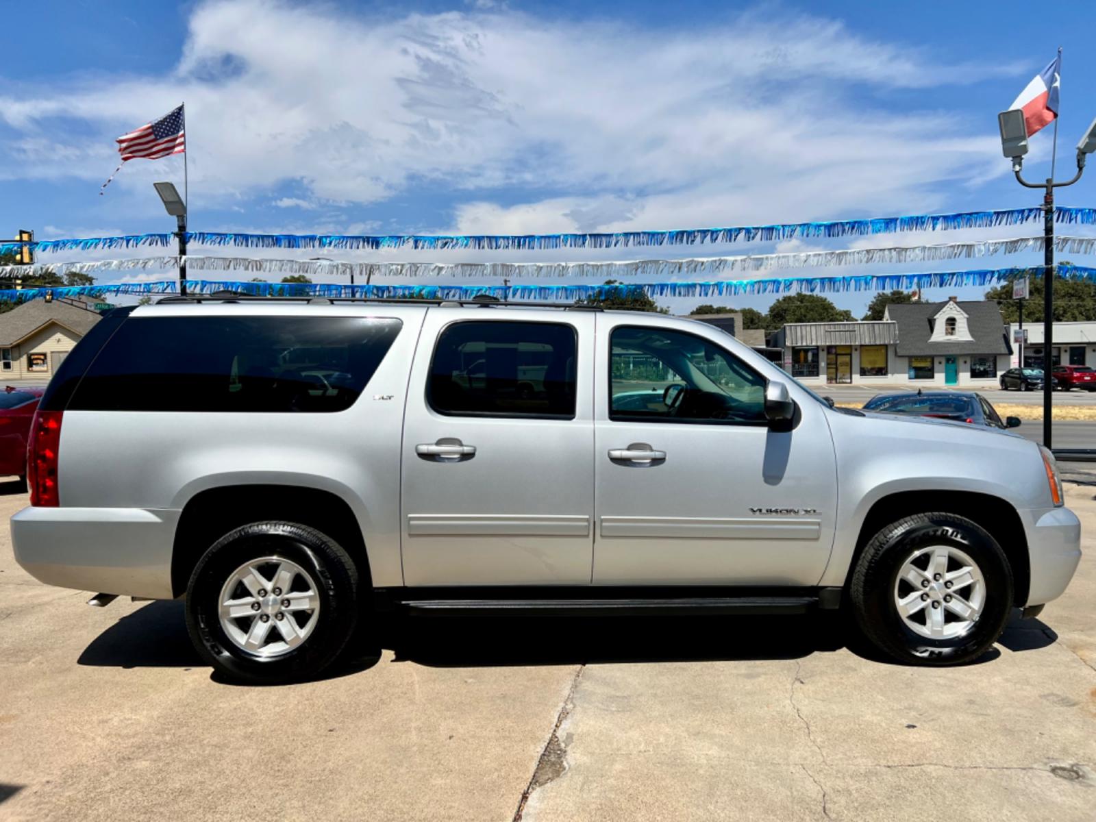 2013 SILVER GMC YUKON XL SLT1 (1GKS2KE78DR) , located at 5900 E. Lancaster Ave., Fort Worth, TX, 76112, (817) 457-5456, 0.000000, 0.000000 - This is a 2013 GMC YUKON XL SLT1 4 DOOR SUV that is in excellent condition. There are no dents or scratches. The interior is clean with no rips or tears or stains. All power windows, door locks and seats. Ice cold AC for those hot Texas summer days. It is equipped with a CD player, AM/FM radio, AUX - Photo #7
