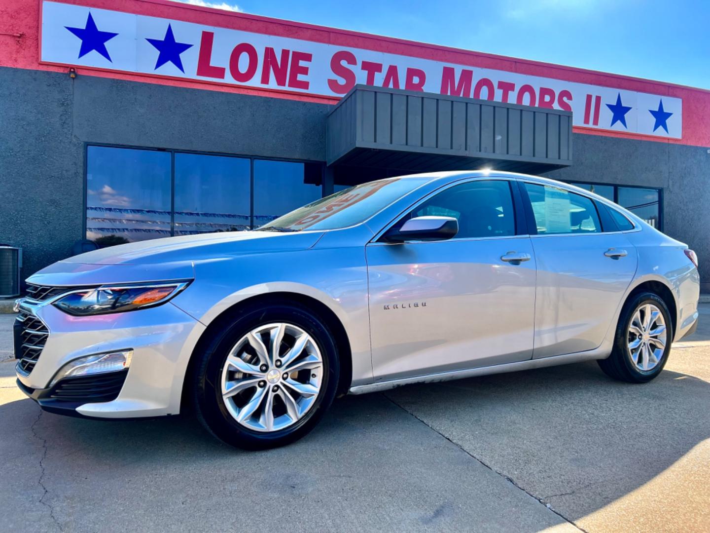 2020 SILVER CHEVROLET MALIBU LT (1LT) (1G1ZD5STXLF) , located at 5900 E. Lancaster Ave., Fort Worth, TX, 76112, (817) 457-5456, 0.000000, 0.000000 - This is a 2020 CHEVROLET MALIBU LT (1LT) 4 DOOR SEDAN that is in excellent condition. There are no dents or scratches. The interior is clean with no rips or tears or stains. All power windows, door locks and seats. Ice cold AC for those hot Texas summer days. It is equipped with a CD player, AM/FM r - Photo#1