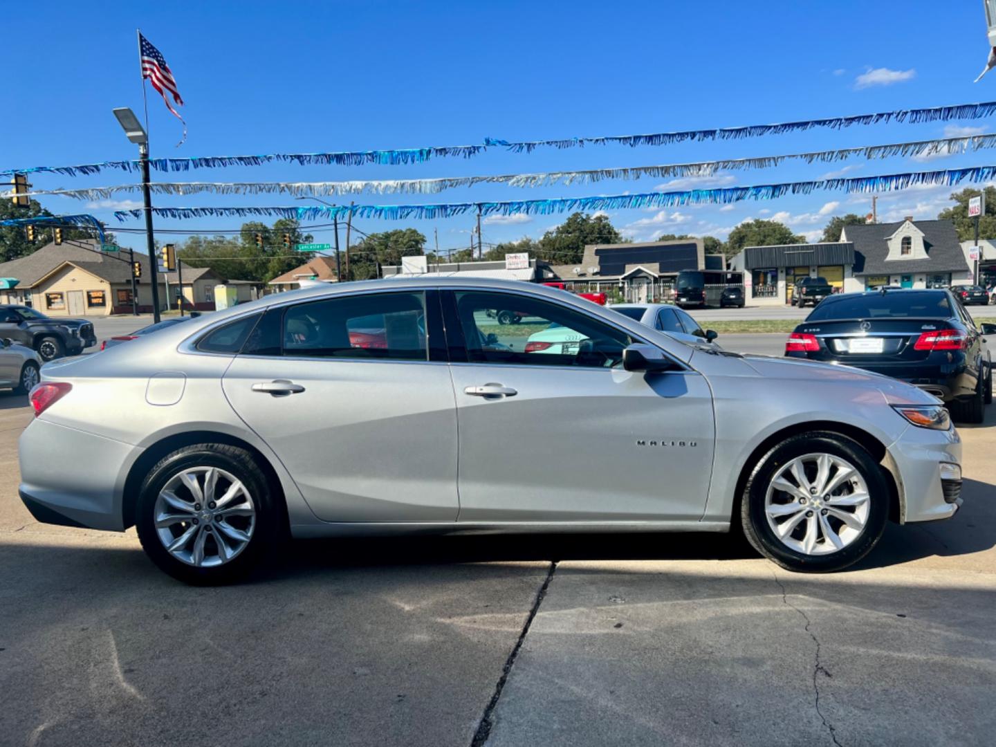 2020 SILVER CHEVROLET MALIBU LT (1LT) (1G1ZD5STXLF) , located at 5900 E. Lancaster Ave., Fort Worth, TX, 76112, (817) 457-5456, 0.000000, 0.000000 - This is a 2020 CHEVROLET MALIBU LT (1LT) 4 DOOR SEDAN that is in excellent condition. There are no dents or scratches. The interior is clean with no rips or tears or stains. All power windows, door locks and seats. Ice cold AC for those hot Texas summer days. It is equipped with a CD player, AM/FM r - Photo#7