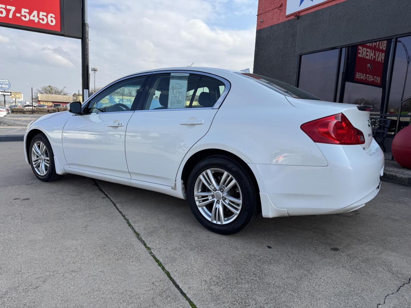 2015 WHITE INFINITI Q40 BASE (JN1CV6AR0FM) , located at 5900 E. Lancaster Ave., Fort Worth, TX, 76112, (817) 457-5456, 0.000000, 0.000000 - This is a 2015 INFINITI Q40 BASE 4 DOOR SEDAN that is in excellent condition. There are no dents or scratches. The interior is clean with no rips or tears or stains. All power windows, door locks and seats. Ice cold AC for those hot Texas summer days. It is equipped with a CD player, AM/FM radio, AU - Photo#6