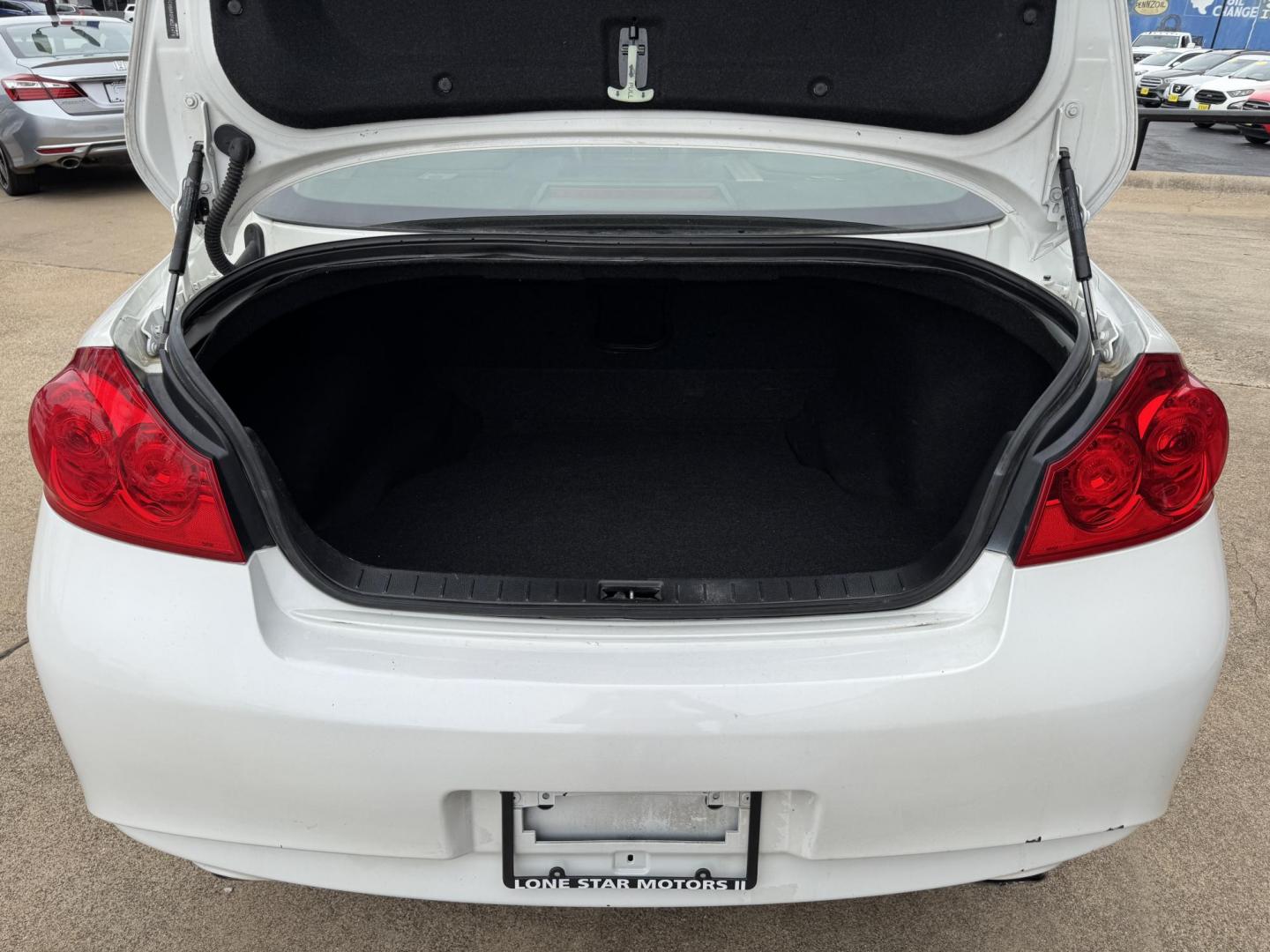 2015 WHITE /BLACK INFINITI Q40 BASE (JN1CV6AR0FM) , located at 5900 E. Lancaster Ave., Fort Worth, TX, 76112, (817) 457-5456, 0.000000, 0.000000 - Apply for financing today! CALL OR TEXT Byron at 817-966-5010 CALL OR TEXT Marco at 682-558-2178 se habla espanol! - Photo#5