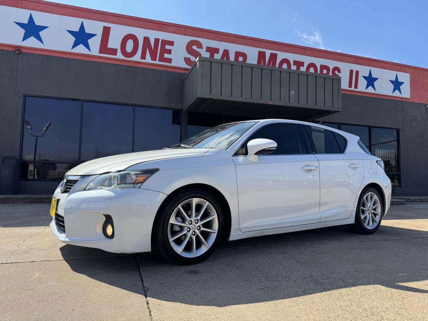 2012 WHITE LEXUS CT 200H BASE (JTHKD5BH8C2) , located at 5900 E. Lancaster Ave., Fort Worth, TX, 76112, (817) 457-5456, 0.000000, 0.000000 - Photo#0