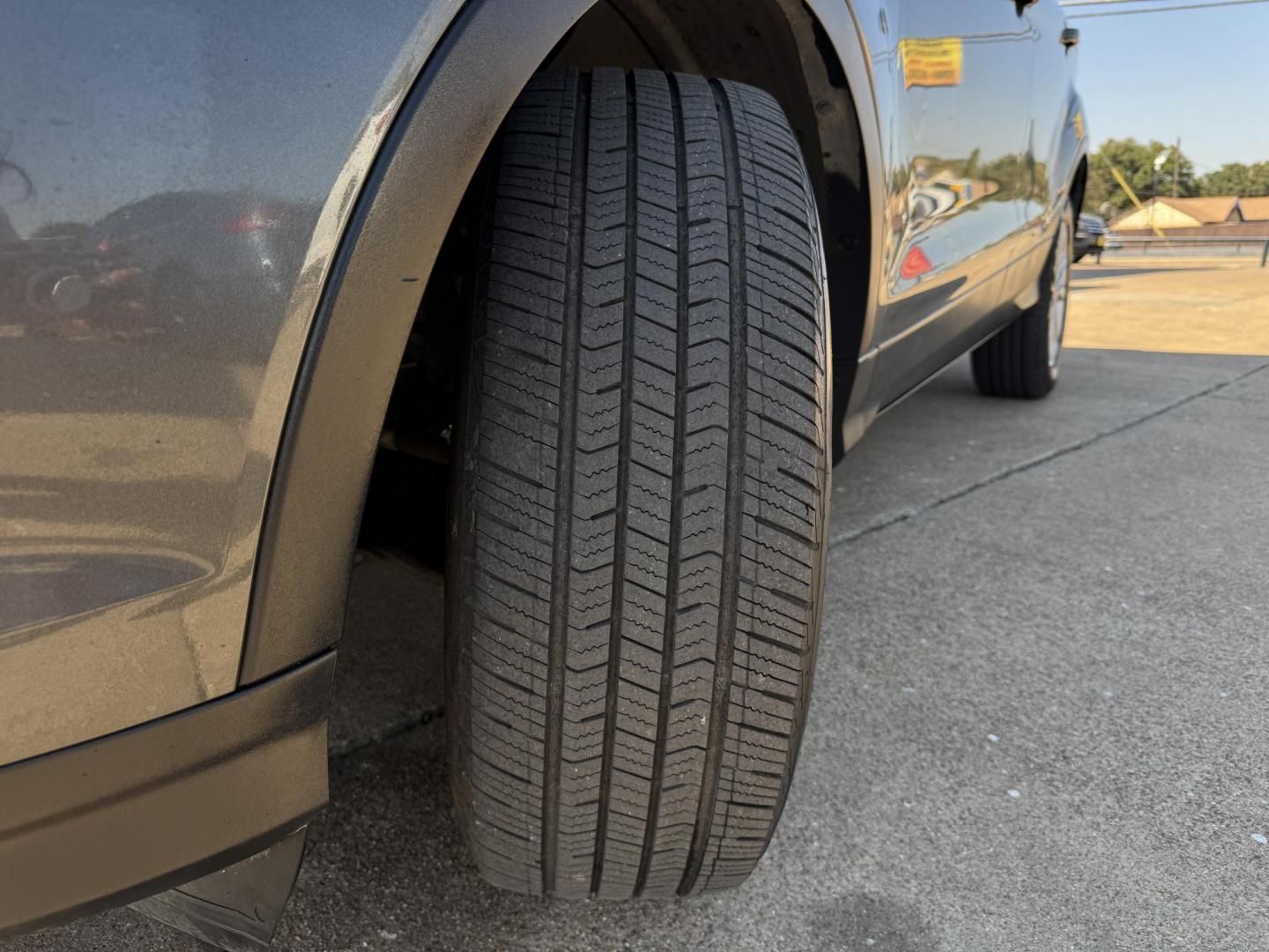2018 GRAY /BLACK FORD ESCAPE SE (1FMCU0GD2JU) , located at 5900 E. Lancaster Ave., Fort Worth, TX, 76112, (817) 457-5456, 0.000000, 0.000000 - Photo#20