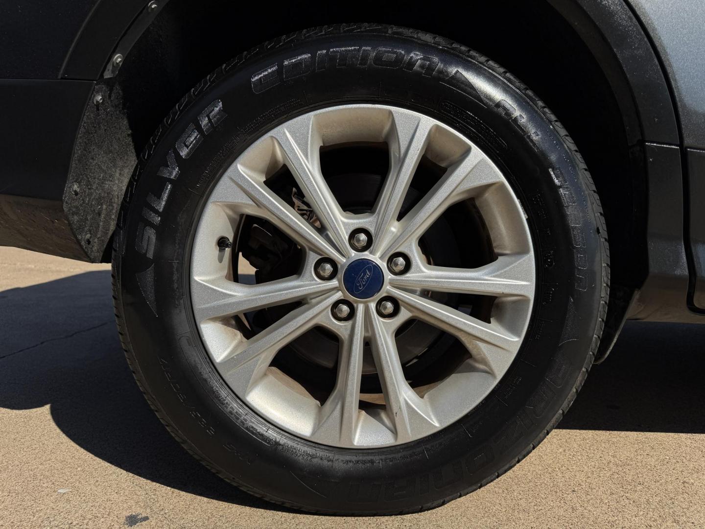 2018 GRAY /BLACK FORD ESCAPE SE (1FMCU0GD2JU) , located at 5900 E. Lancaster Ave., Fort Worth, TX, 76112, (817) 457-5456, 0.000000, 0.000000 - Photo#21