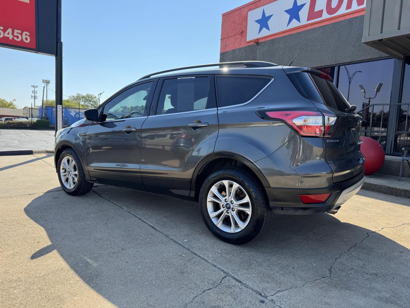2018 GRAY /BLACK FORD ESCAPE SE (1FMCU0GD2JU) , located at 5900 E. Lancaster Ave., Fort Worth, TX, 76112, (817) 457-5456, 0.000000, 0.000000 - Photo#6