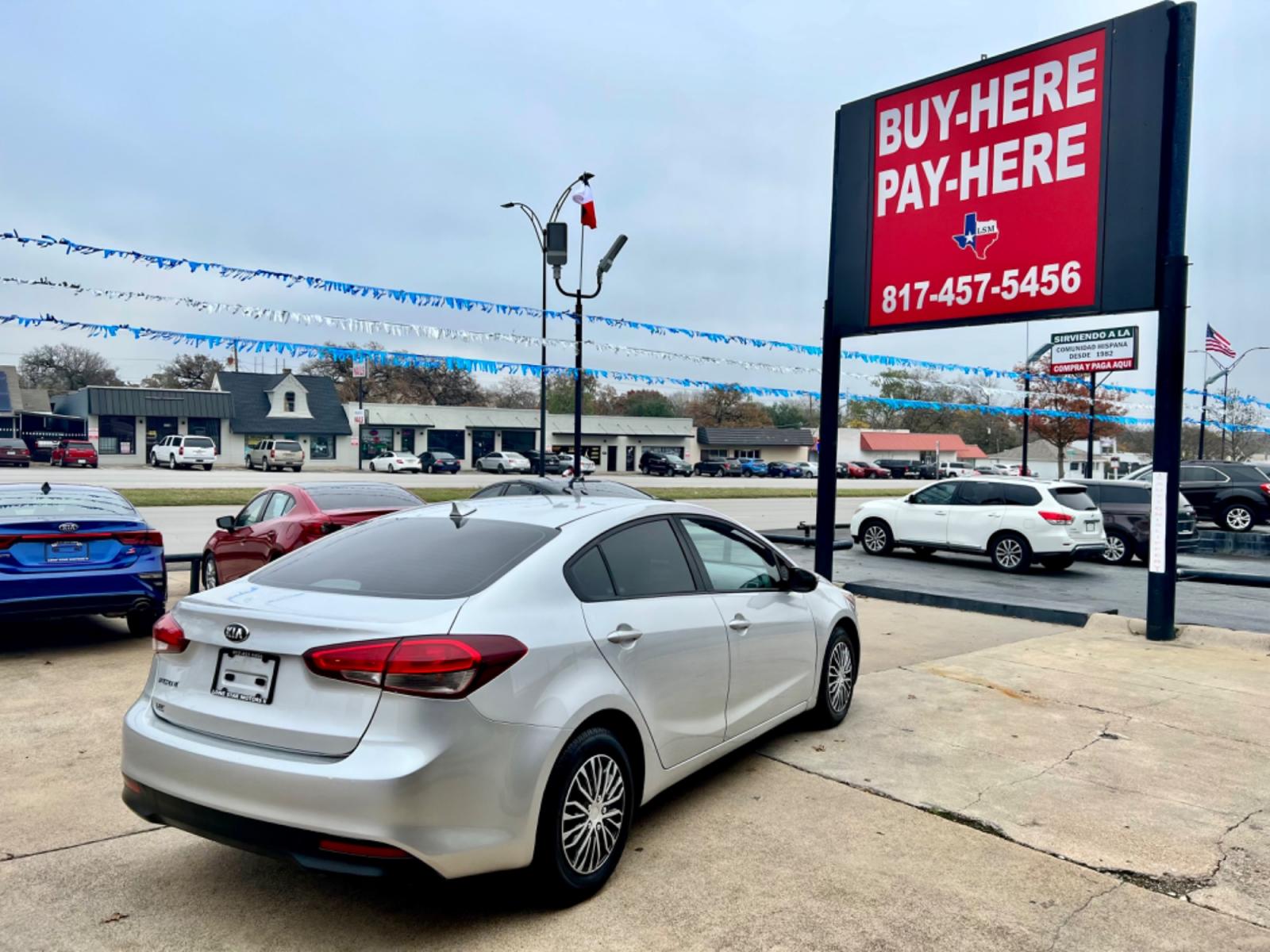 2018 GRAY KIA FORTE LX (3KPFK4A74JE) , located at 5900 E. Lancaster Ave., Fort Worth, TX, 76112, (817) 457-5456, 0.000000, 0.000000 - This is a 2018 KIA FORTE LX 4 DR SEDAN that is in excellent condition. The interior is clean with no rips or tears or stains. All power windows, door locks and seats. Ice cold AC for those hot Texas summer days. It is equipped with a CD player, AM/FM radio, AUX port, Bluetooth connectivity and Siriu - Photo #5