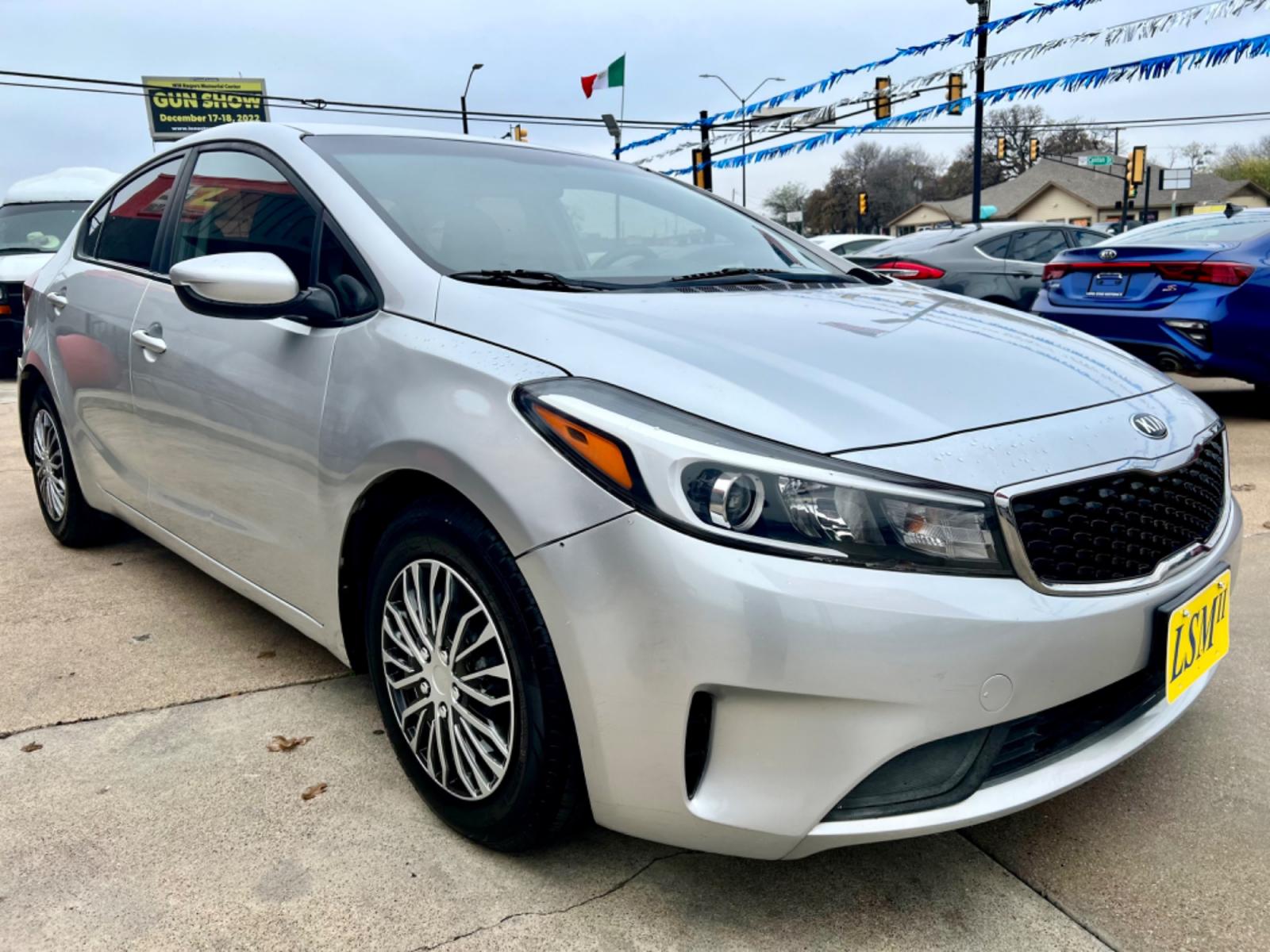 2018 GRAY KIA FORTE LX (3KPFK4A74JE) , located at 5900 E. Lancaster Ave., Fort Worth, TX, 76112, (817) 457-5456, 0.000000, 0.000000 - This is a 2018 KIA FORTE LX 4 DR SEDAN that is in excellent condition. The interior is clean with no rips or tears or stains. All power windows, door locks and seats. Ice cold AC for those hot Texas summer days. It is equipped with a CD player, AM/FM radio, AUX port, Bluetooth connectivity and Siriu - Photo #7