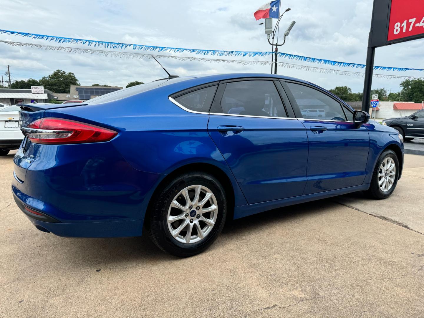 2018 BLUE FORD FUSION SE (3FA6P0HDXJR) , located at 5900 E. Lancaster Ave., Fort Worth, TX, 76112, (817) 457-5456, 0.000000, 0.000000 - Photo#4