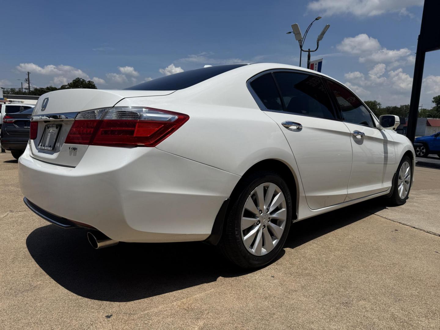 2014 WHITE HONDA ACCORD EX-L (1HGCR3F89EA) , located at 5900 E. Lancaster Ave., Fort Worth, TX, 76112, (817) 457-5456, 0.000000, 0.000000 - Photo#3