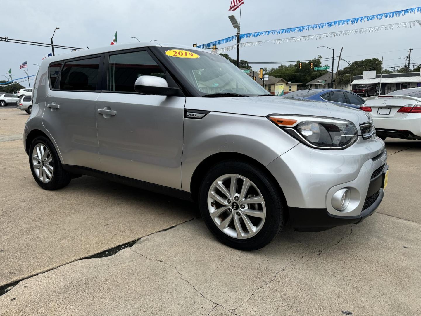 2019 SILVER KIA SOUL + (PLUS) (KNDJP3A55K7) , located at 5900 E. Lancaster Ave., Fort Worth, TX, 76112, (817) 457-5456, 0.000000, 0.000000 - Photo#3