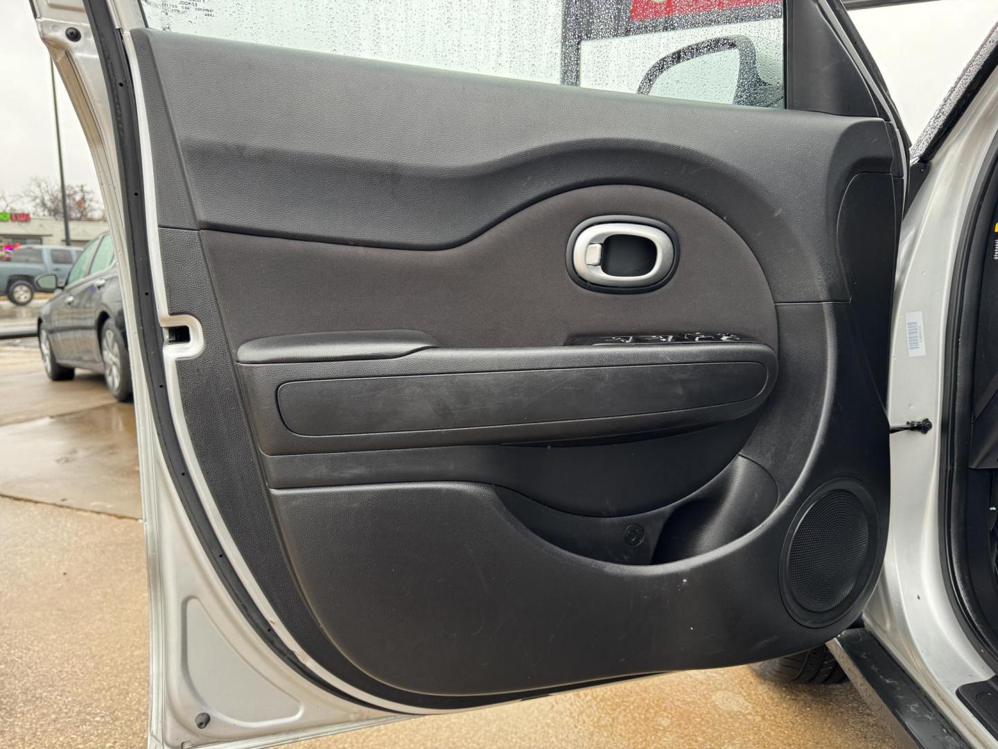 2019 SILVER KIA SOUL + (PLUS) (KNDJP3A55K7) , located at 5900 E. Lancaster Ave., Fort Worth, TX, 76112, (817) 457-5456, 0.000000, 0.000000 - Photo#7