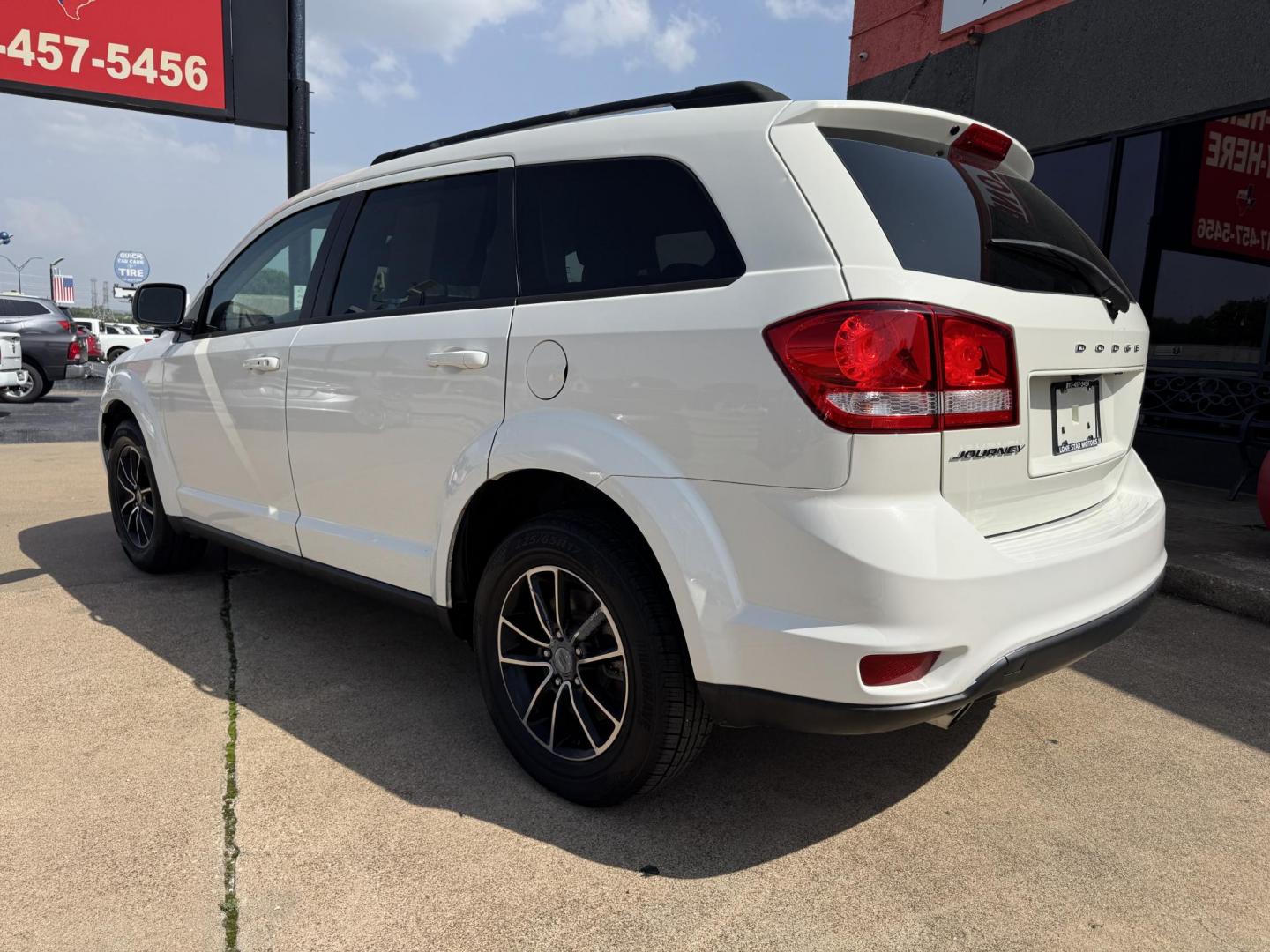 2018 WHITE DODGE JOURNEY SXT (3C4PDCBG8JT) , located at 5900 E. Lancaster Ave., Fort Worth, TX, 76112, (817) 457-5456, 0.000000, 0.000000 - Photo#7