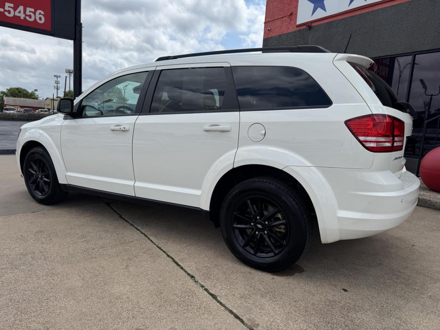 2020 WHITE DODGE JOURNEY SE (3C4PDCAB8LT) , located at 5900 E. Lancaster Ave., Fort Worth, TX, 76112, (817) 457-5456, 0.000000, 0.000000 - Photo#6