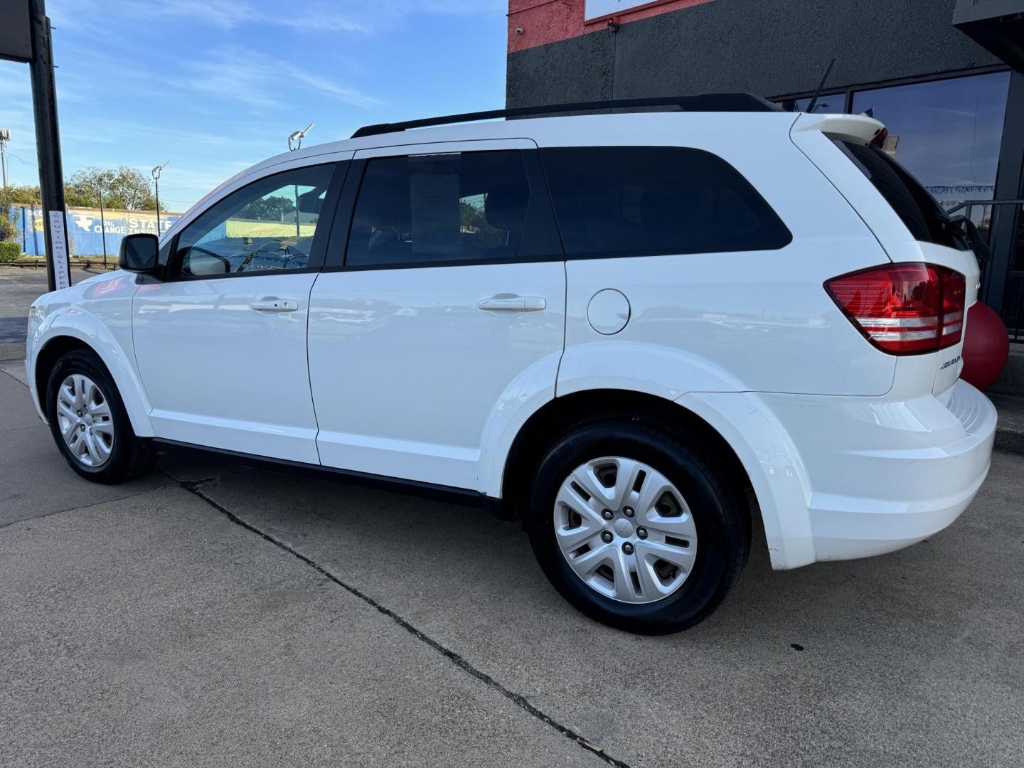 2019 WHITE DODGE JOURNEY SE (3C4PDCAB8KT) , located at 5900 E. Lancaster Ave., Fort Worth, TX, 76112, (817) 457-5456, 0.000000, 0.000000 - Photo#7