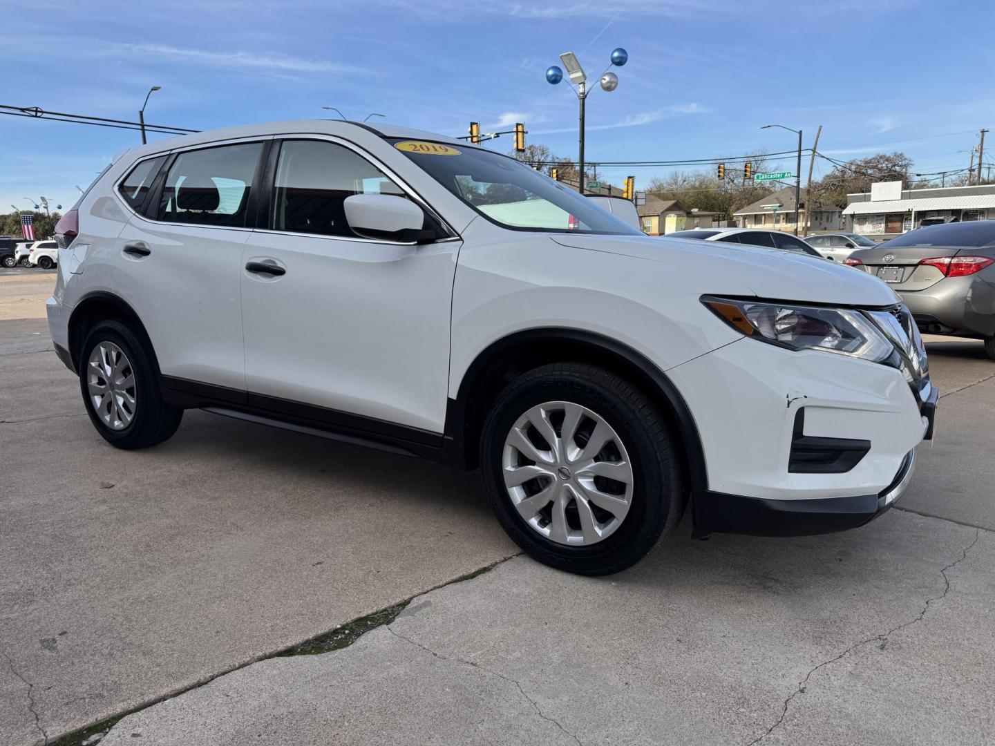 2019 WHITE NISSAN ROGUE S; SL; SV (KNMAT2MT1KP) , located at 5900 E. Lancaster Ave., Fort Worth, TX, 76112, (817) 457-5456, 0.000000, 0.000000 - Photo#3