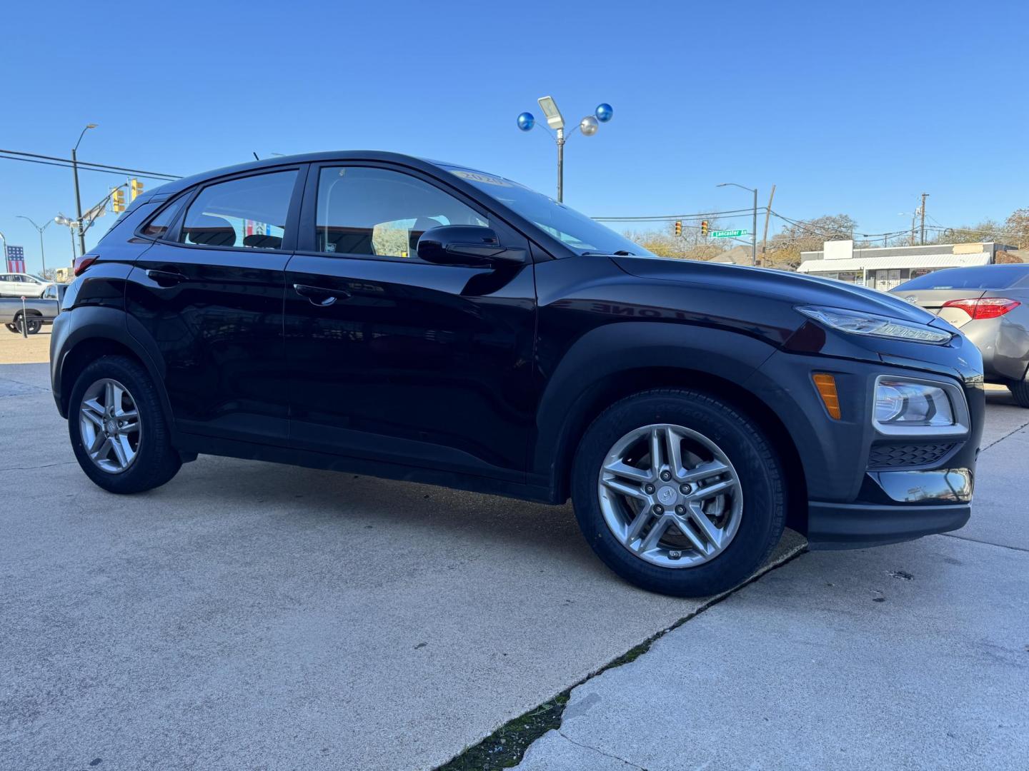 2020 BLACK HYUNDAI KONA SE (KM8K12AA9LU) , located at 5900 E. Lancaster Ave., Fort Worth, TX, 76112, (817) 457-5456, 0.000000, 0.000000 - Photo#3