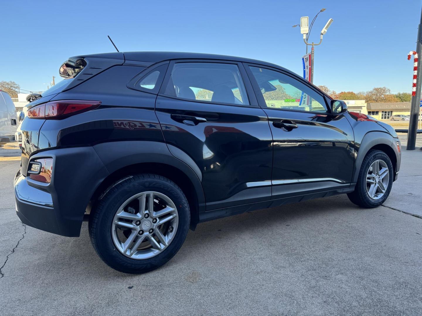 2020 BLACK HYUNDAI KONA SE (KM8K12AA9LU) , located at 5900 E. Lancaster Ave., Fort Worth, TX, 76112, (817) 457-5456, 0.000000, 0.000000 - Photo#4