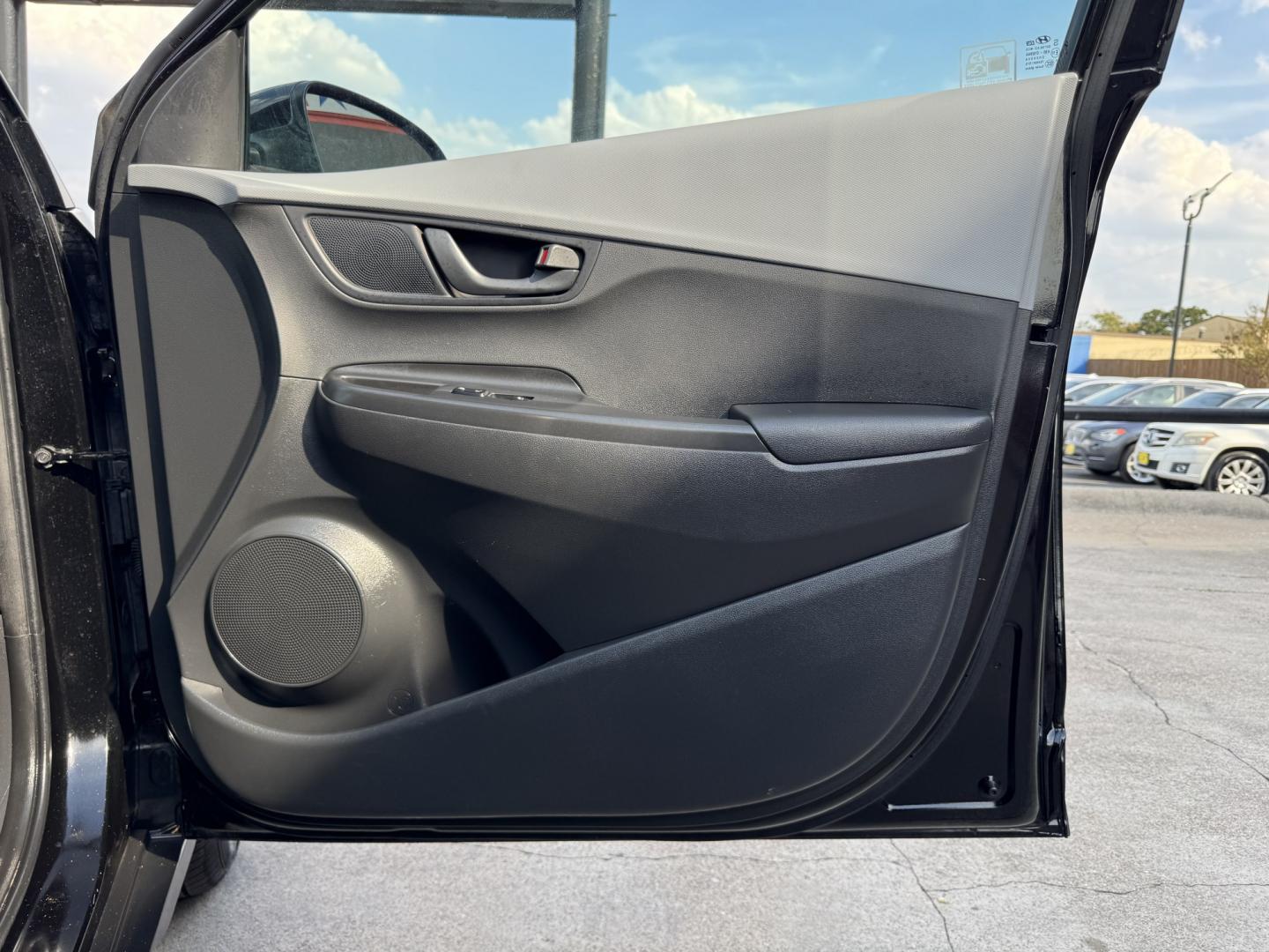 2020 BLACK HYUNDAI KONA SE (KM8K12AA9LU) , located at 5900 E. Lancaster Ave., Fort Worth, TX, 76112, (817) 457-5456, 0.000000, 0.000000- Photo#15