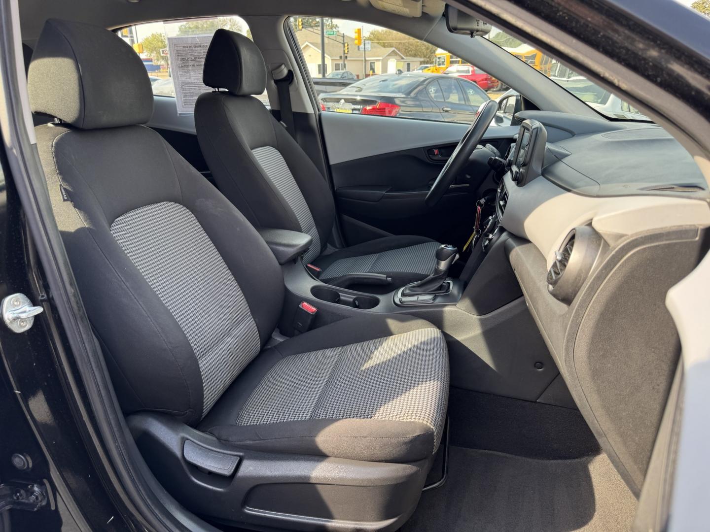 2020 BLACK HYUNDAI KONA SE (KM8K12AA9LU) , located at 5900 E. Lancaster Ave., Fort Worth, TX, 76112, (817) 457-5456, 0.000000, 0.000000- Photo#17