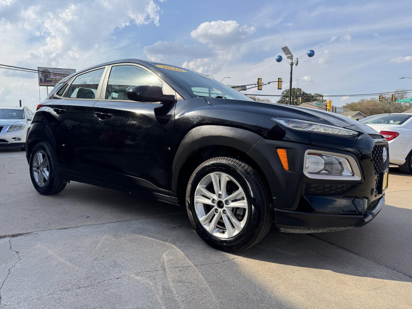 2020 BLACK HYUNDAI KONA SE (KM8K12AA9LU) , located at 5900 E. Lancaster Ave., Fort Worth, TX, 76112, (817) 457-5456, 0.000000, 0.000000- Photo#2