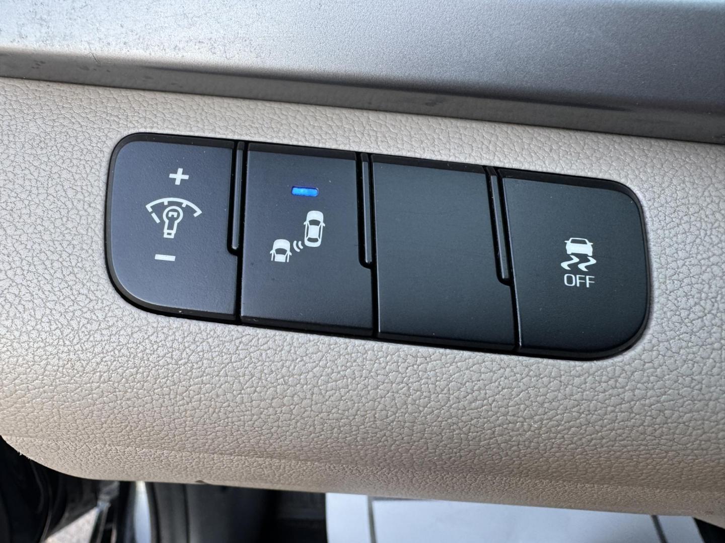 2018 BLACK HYUNDAI ELANTRA LIMITED; SE (5NPD84LF5JH) , located at 5900 E. Lancaster Ave., Fort Worth, TX, 76112, (817) 457-5456, 0.000000, 0.000000 - Photo#21