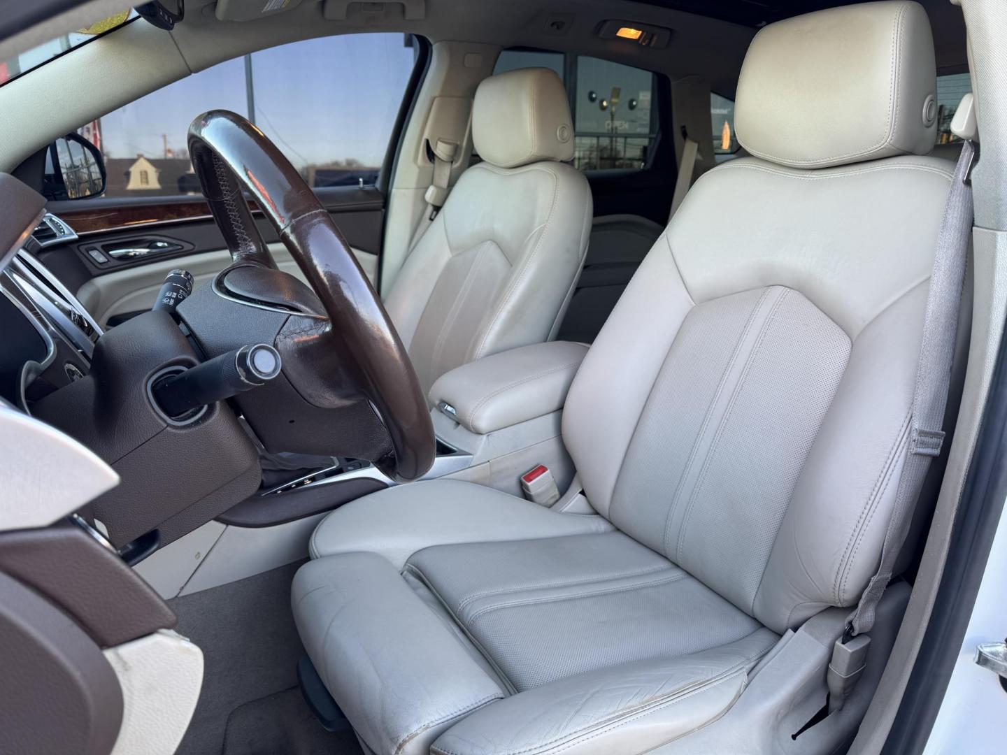 2014 WHITE CADILLAC SRX LUXURY (3GYFNBE31ES) , located at 5900 E. Lancaster Ave., Fort Worth, TX, 76112, (817) 457-5456, 0.000000, 0.000000 - Photo#10