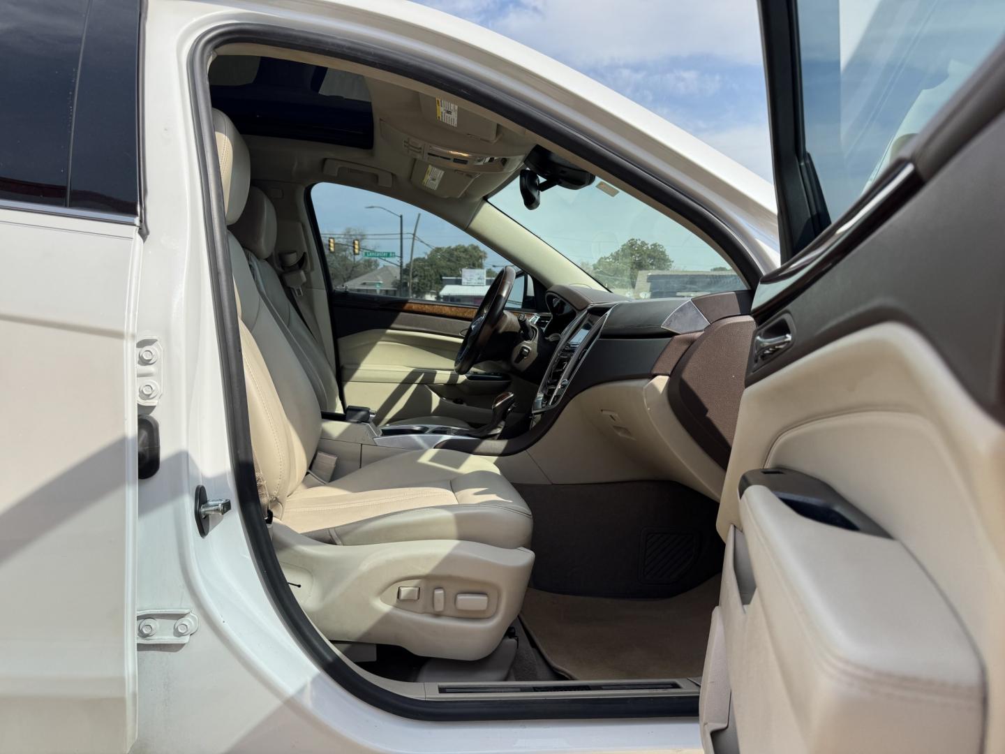 2014 WHITE CADILLAC SRX LUXURY (3GYFNBE31ES) , located at 5900 E. Lancaster Ave., Fort Worth, TX, 76112, (817) 457-5456, 0.000000, 0.000000- Photo#15